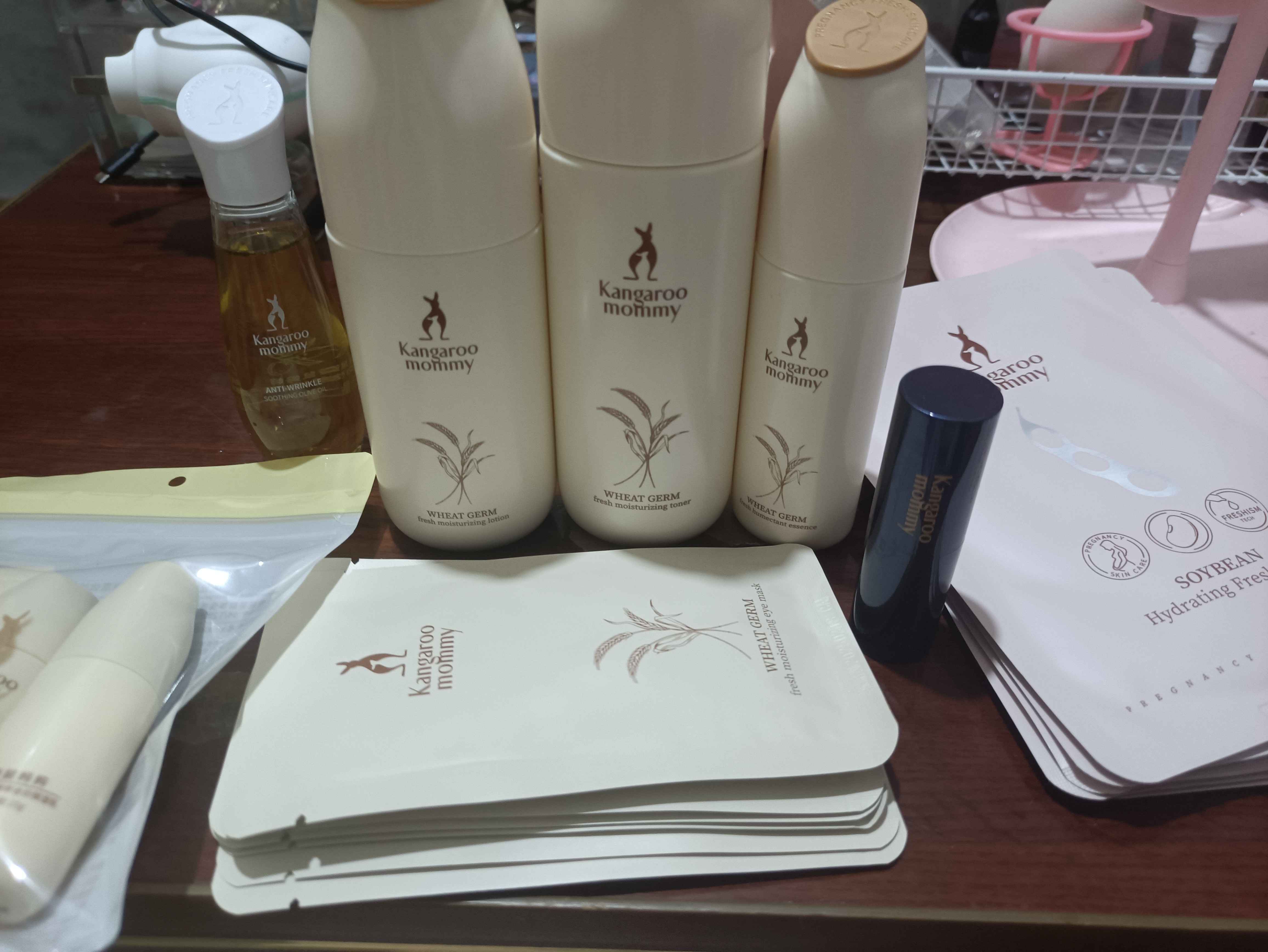 袋鼠妈妈小麦四件套，还送了小礼品