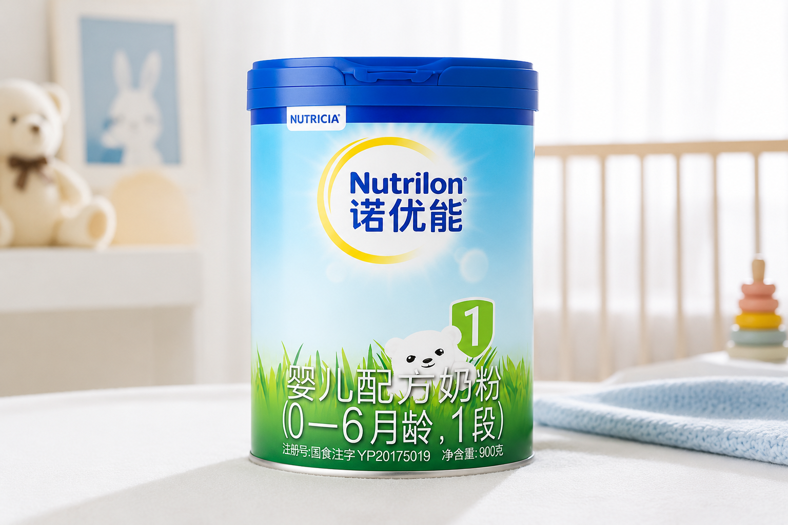 诺优能活力蓝罐奶粉1段产品正面高清图,置于干净明亮的母婴影棚背景中,突出铁罐包装和品牌Logo,光线柔和,色彩真实。