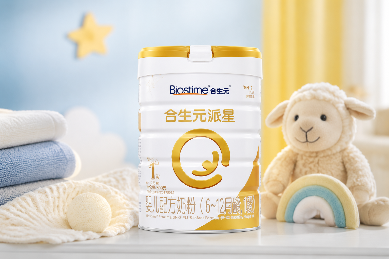 摄影级商品图,一罐合生元派星奶粉1段放置在温馨的母婴场景中,背景是柔和的浅蓝色和暖黄色调,旁边有柔软的婴儿毛巾和可爱的毛绒玩具,光线柔和明亮,高清晰度,专业打光。