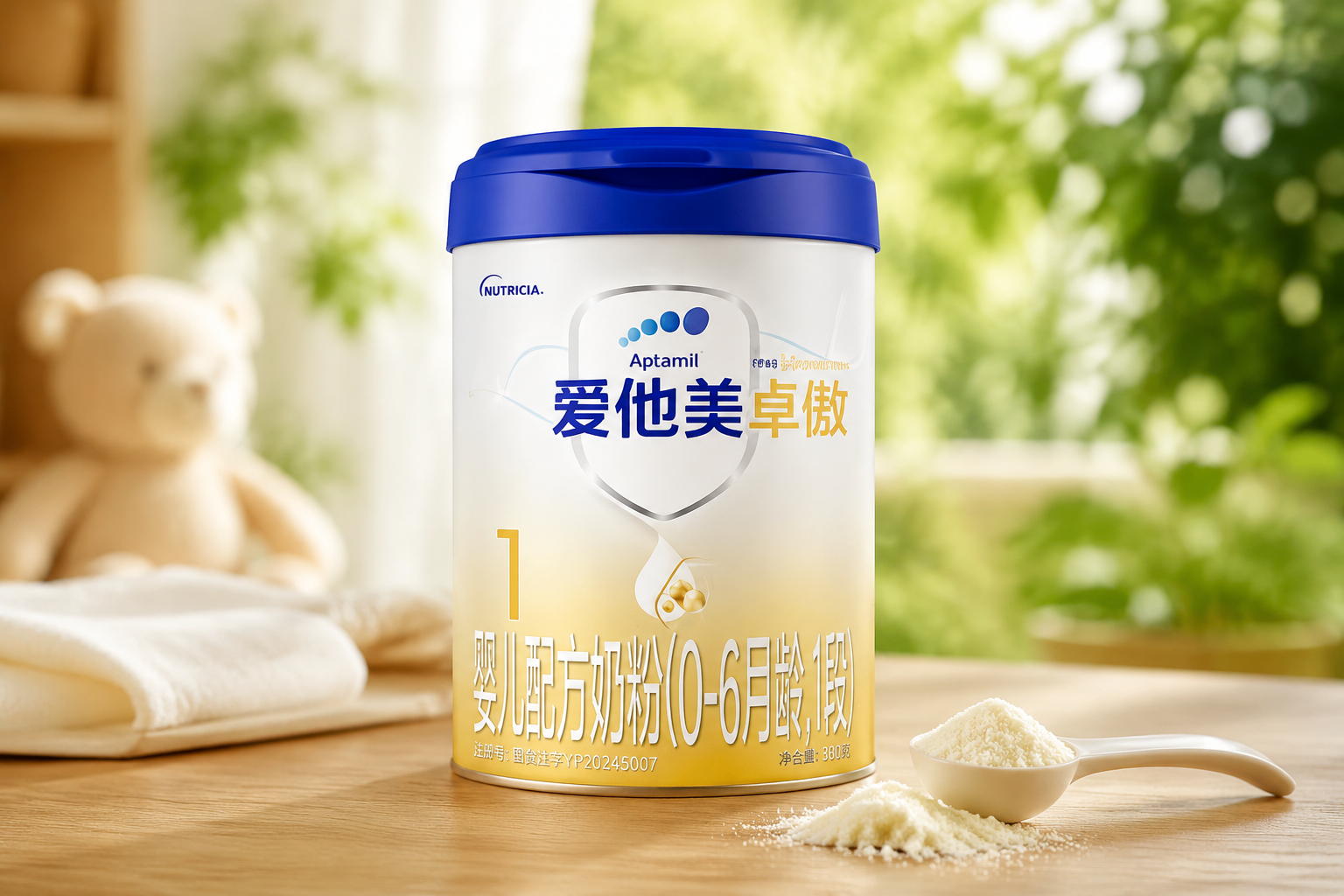 一张高端母婴产品风格的摄影图,主体为爱他美卓傲奶粉1段(新国标)的奶粉罐,放置在干净整洁的木质桌面上,旁边有少许散落的奶粉和一把精致的奶粉勺,背景是柔和的自然光和虚化的绿植,整体色调温馨、专业、高品质,8k分辨率,逼真细节。