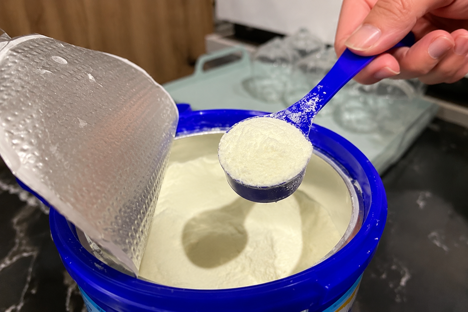 实拍开罐后的奶粉,一勺细腻微黄的奶粉,展现其粉质细腻、自然的奶香,无结块现象。