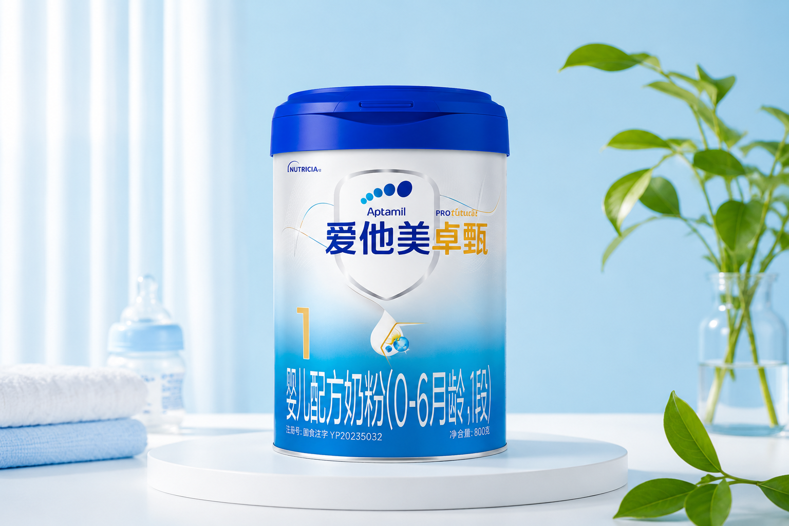 一罐爱他美卓甄1段奶粉的高清产品图,放置在干净整洁的母婴用品评测台上,背景是柔和的浅蓝色,旁边有少许绿叶装饰,光线明亮,展现出专业、高端的质感,摄影棚灯光,8k分辨率。