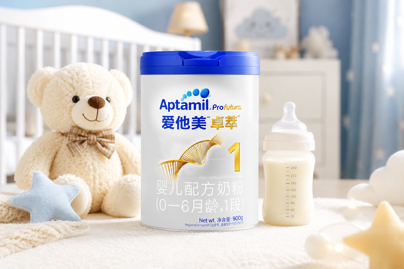 一罐爱他美卓萃白金版1段奶粉的高清产品摄影图,放置在温馨的婴儿房背景中,旁边有可爱的毛绒玩具和奶瓶,光线柔和明亮,突出高端品质感。