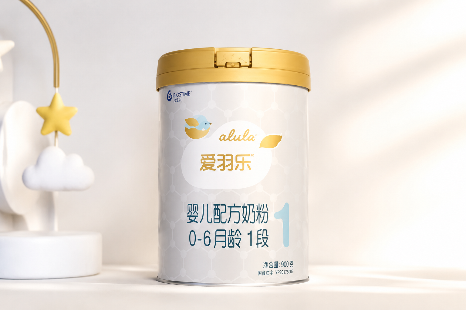 一罐Alula爱羽乐婴儿配方奶粉的专业影棚级产品图,放置在干净的浅色背景上,旁边有柔和的打光,高分辨率,逼真质感,展现高端母婴产品氛围。