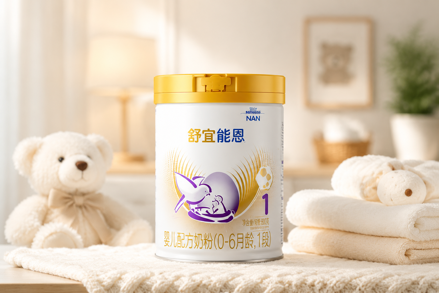 一罐雀巢舒宜能恩奶粉1段的高清产品摄影图,放置在温馨的母婴拍摄背景中,旁边有柔软的婴儿毛巾和可爱的毛绒玩具,光线柔和明亮,展现出专业、安全的奶粉品质,摄影棚打光,8k分辨率。