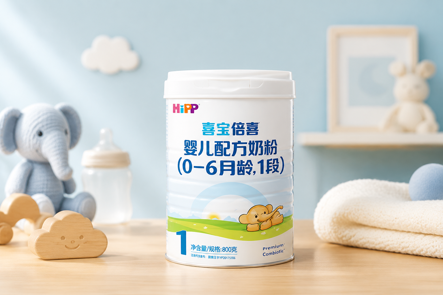 商业摄影，一罐喜宝倍喜奶粉放在木质桌面上，背景是柔和的浅蓝色，带有温馨的母婴氛围，高分辨率，光线明亮柔和，逼真质感。