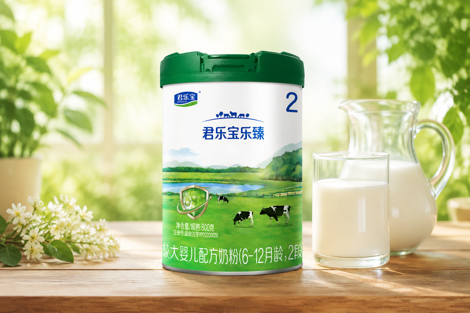 攝影級(jí)產(chǎn)品圖，一罐君樂寶樂臻奶粉2段放置在原木桌面上，背景是柔和的自然光和綠植，突出奶粉的“鮮奶”屬性，畫面明亮、溫馨、專業(yè)。