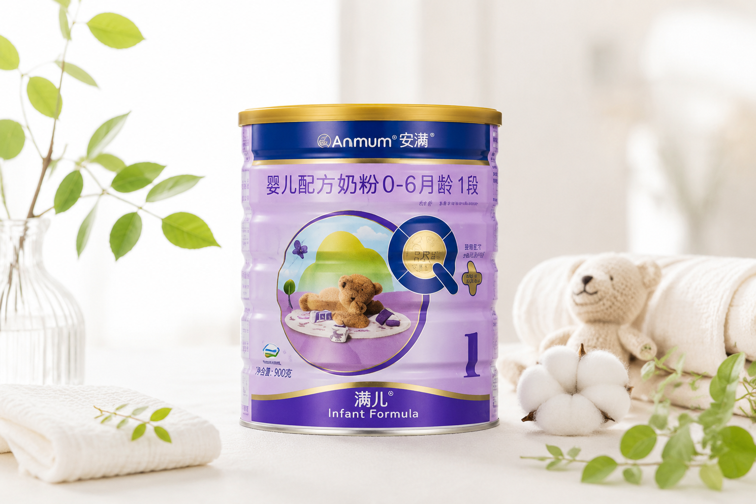 一张高质量的母婴博主风格产品图,主体为一罐婴儿配方奶粉,背景干净明亮,采用柔和的自然光,旁边点缀一些清新的绿叶和纯棉婴儿毛巾,展现纯净、安全、高端的视觉感受。