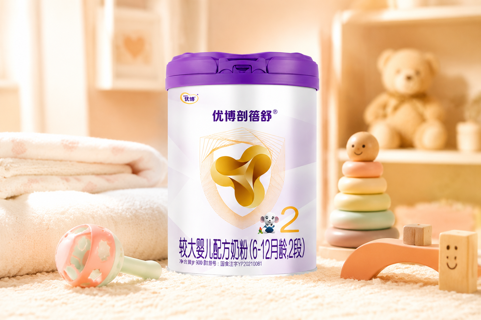 一罐優(yōu)博剖蓓舒奶粉的高清產(chǎn)品圖，放置在溫馨的母嬰環(huán)境中，旁邊有可愛的嬰兒玩具和柔軟的毛巾，光線柔和，色調(diào)溫暖，專業(yè)攝影風(fēng)格，高質(zhì)量，8k分辨率。