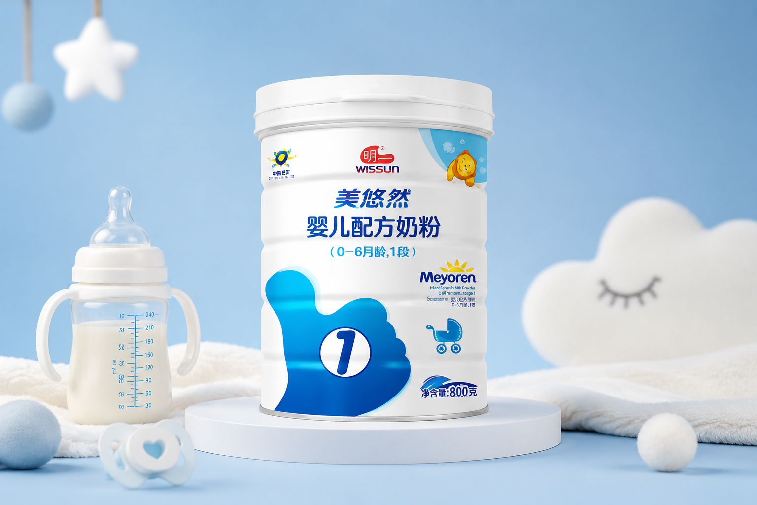 影棚专业灯光，明一美悠然奶粉1段（800g）产品正面高清图，背景为柔和的浅蓝色，旁边点缀着一些母婴元素如奶瓶、安抚奶嘴，整体画面温馨、干净、充满安全感，8k分辨率，逼真细节。
