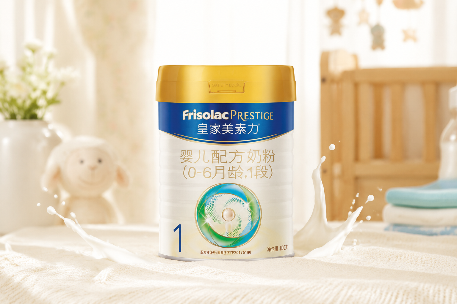 一罐高品质的皇家美素力1段婴儿配方奶粉，放置在温馨的母婴摄影棚背景中，周围有柔和的自然光，旁边点缀着几滴纯净的牛奶飞溅效果，展现出高端、专业、纯净的产品质感，8k分辨率，超写实。