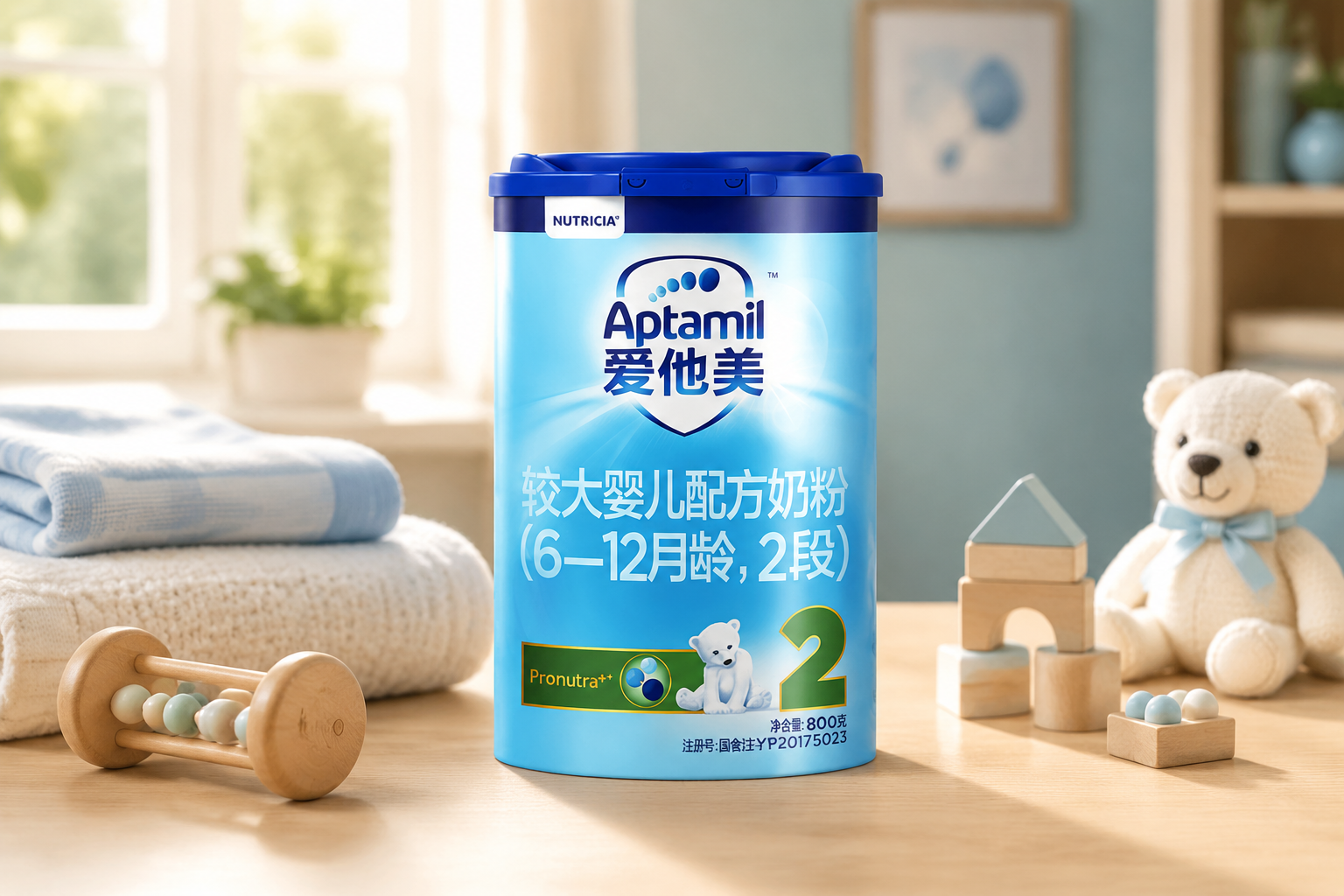 一罐愛他美（Aptamil）經(jīng)典版2段嬰兒配方奶粉，放置在溫馨的母嬰房木質(zhì)桌面上。背景有柔和的陽光透進(jìn)窗戶，旁邊點(diǎn)綴著一些純棉的嬰兒毛巾和木質(zhì)小玩具。整體色調(diào)為清新的藍(lán)色和溫暖的淺木色，采用專業(yè)產(chǎn)品攝影光影，畫質(zhì)高清。