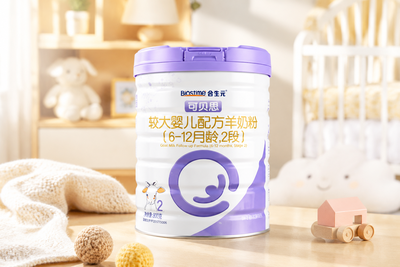 一罐合生元可貝思羊奶粉2段的高清產(chǎn)品圖，放置在干凈整潔的母嬰影棚環(huán)境中，柔和的自然光從側(cè)面打入，背景帶有微虛化的溫馨嬰兒房元素，色彩溫暖純凈。