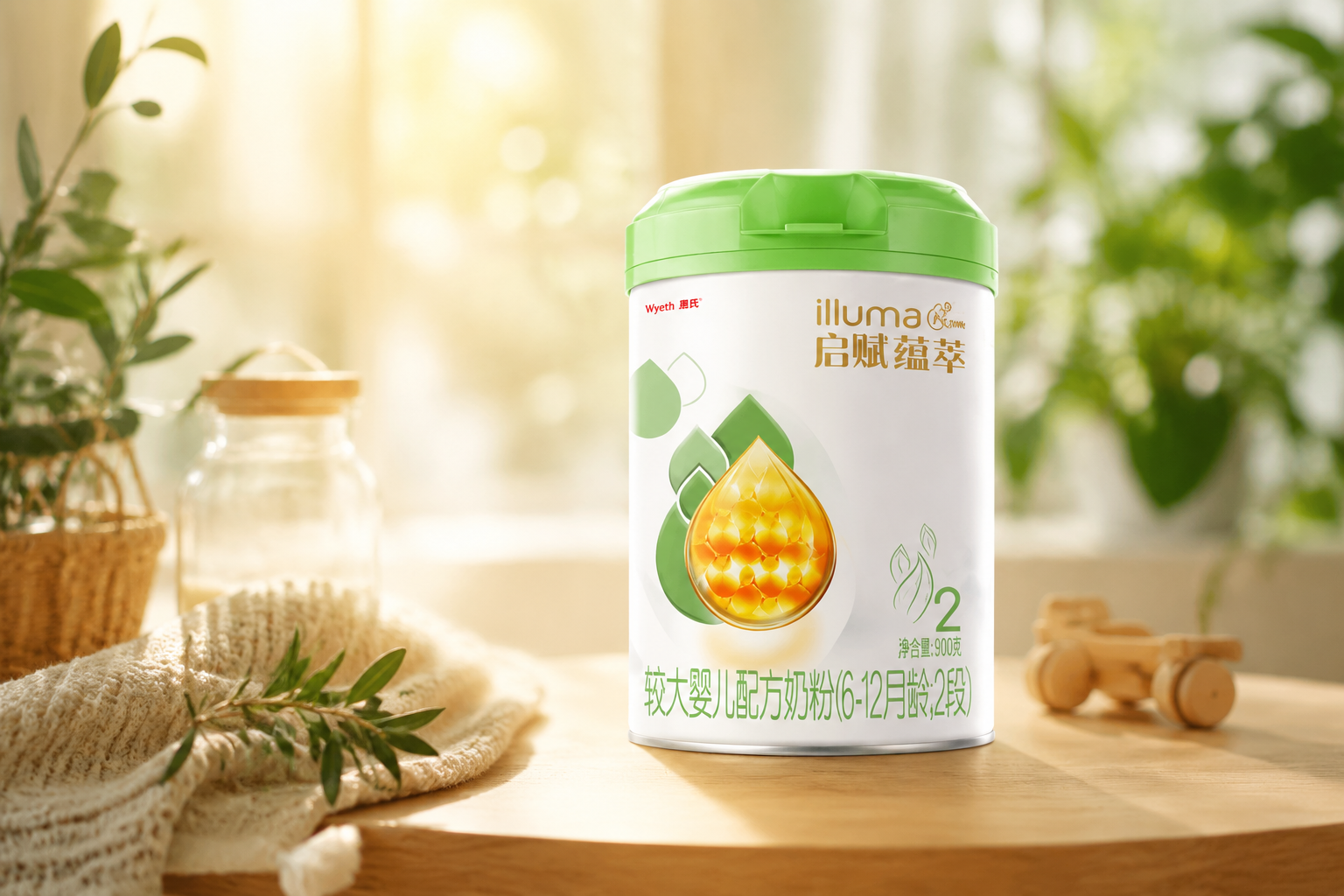 一罐惠氏启赋蕴萃有机奶粉放置在温馨的木质桌面上，背景是柔和的阳光和绿植，展现出高端、自然、有机的母婴产品氛围，摄影棚级光影，高分辨率。