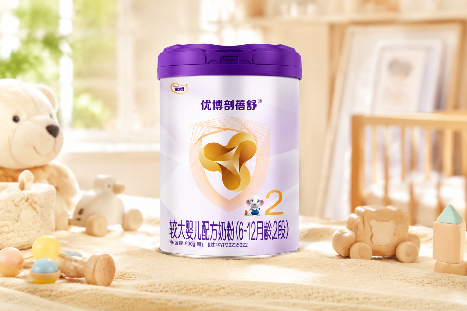 攝影級商品圖，一罐優(yōu)博剖蓓舒2段（新國標(biāo)）奶粉放置在溫馨的母嬰環(huán)境中，背景有柔和的陽光和嬰兒玩具，高分辨率，專業(yè)打光，展現(xiàn)高品質(zhì)感。
