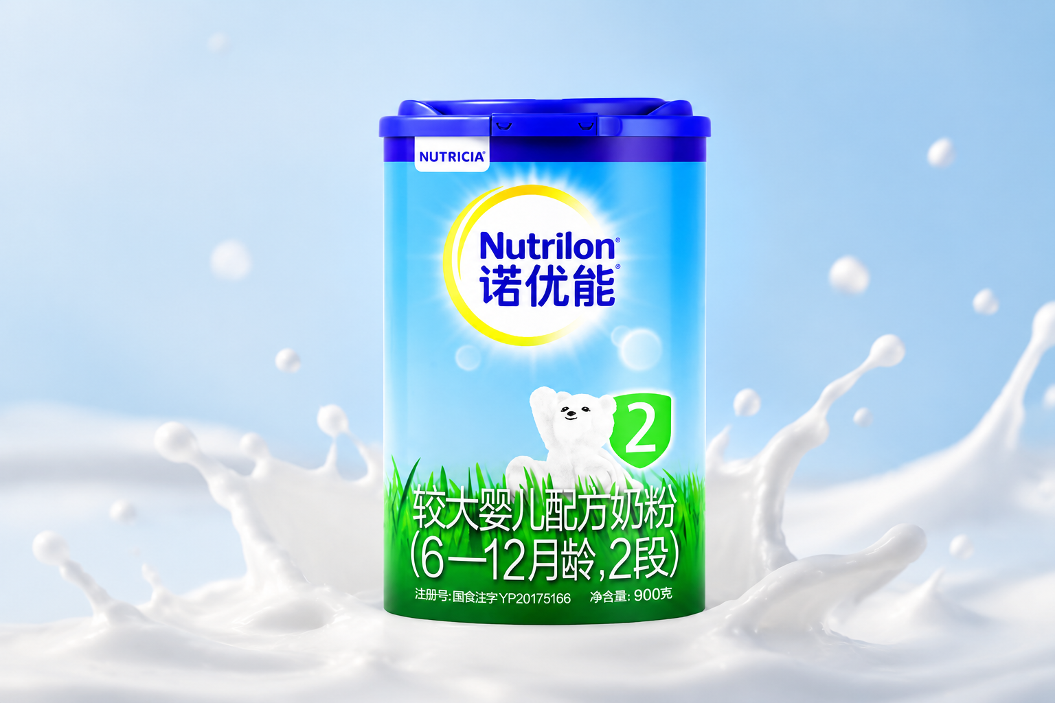 商業(yè)級(jí)產(chǎn)品攝影，一罐諾優(yōu)能嬰兒配方奶粉放置在干凈的淺藍(lán)色背景前，柔和的自然光照亮罐身，旁邊有幾滴飛濺的純白牛奶，高分辨率，逼真質(zhì)感，充滿母嬰溫馨感。