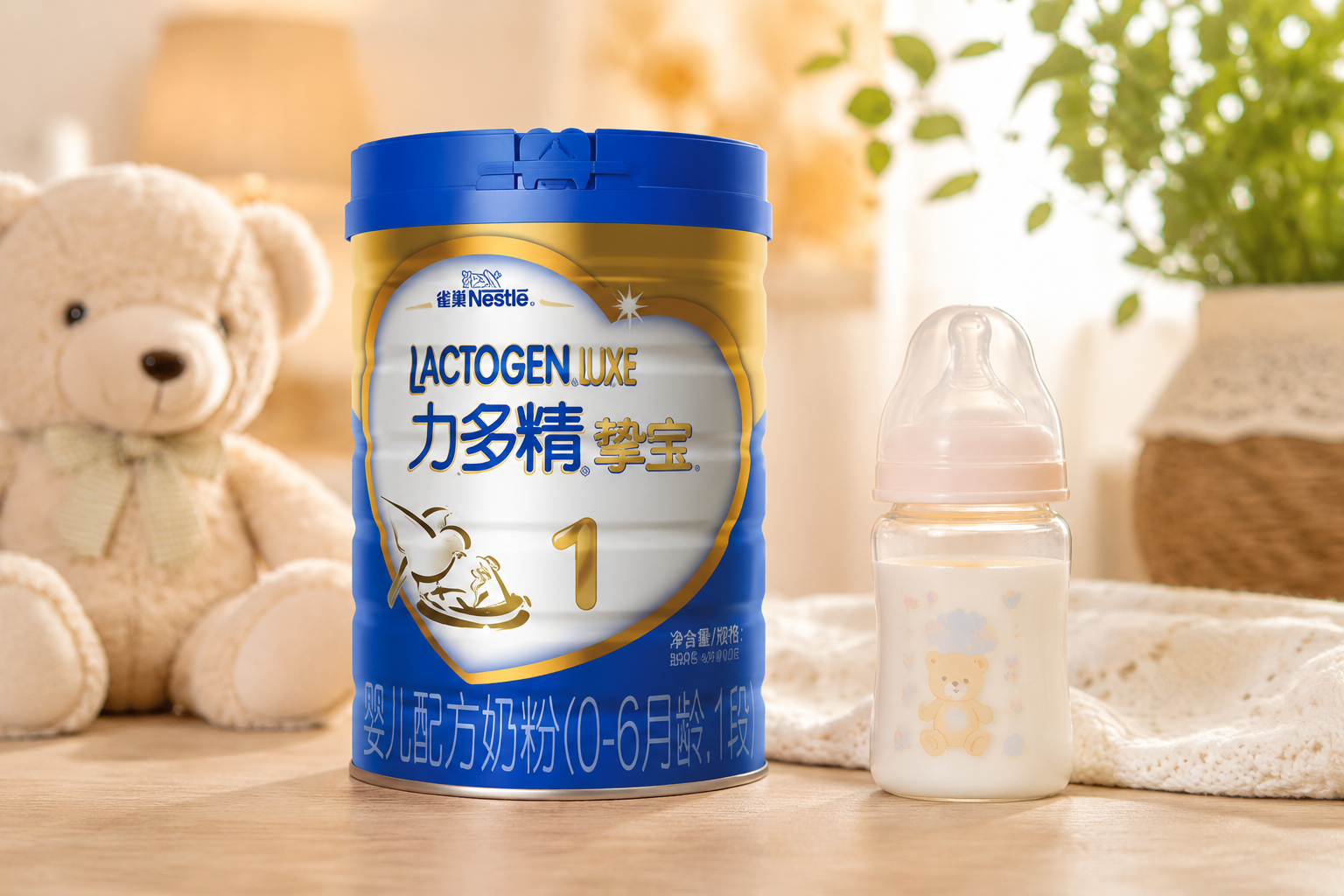 一罐雀巢力多精挚宝奶粉1段的高清产品图，放置在温馨的母婴环境中，背景有柔和的灯光和绿植，突出奶粉罐上的“雀巢”和“力多精”标志，旁边放着一个可爱的婴儿奶瓶，专业摄影，柔和色调，高分辨率。