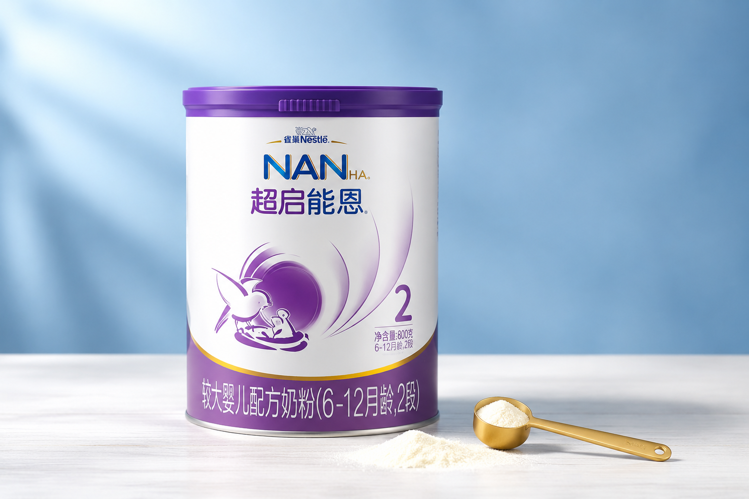一罐雀巢超启能恩2段婴儿奶粉的高清专业产品图，放置在干净整洁的白色木质桌面上，旁边有少许散落的奶粉粉末和一把金色的奶粉量勺，背景是柔和的浅蓝色，自然光影，高级质感。
