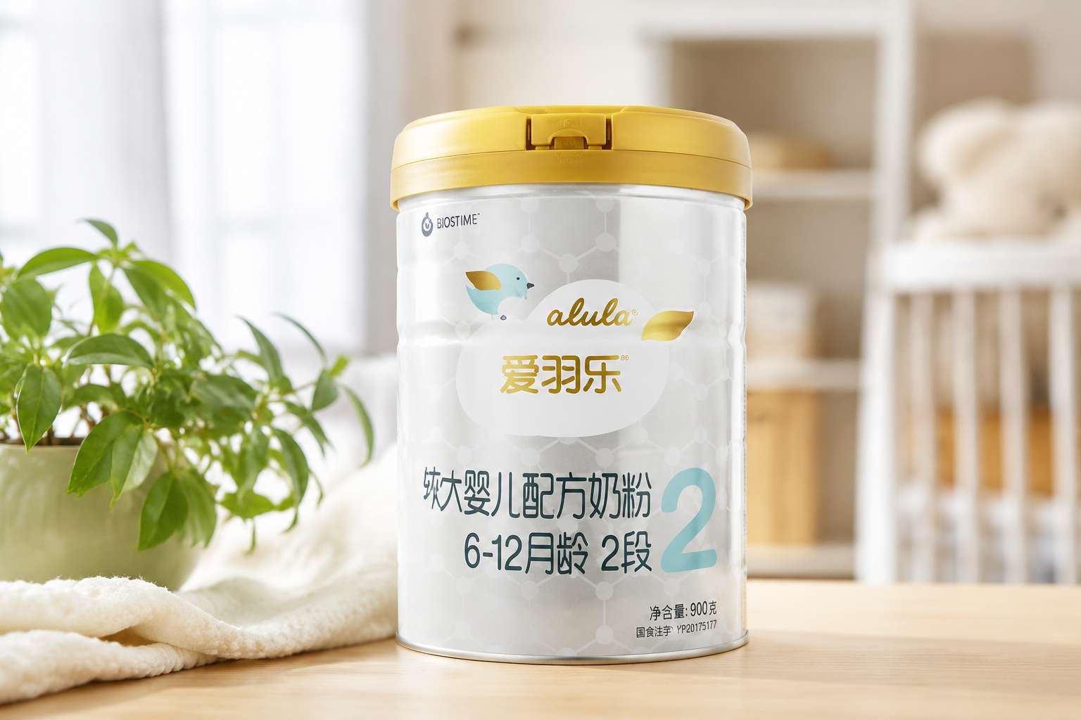 高清产品摄影，一罐Alula爱羽乐奶粉2段，背景是温馨的母婴室环境，光线柔和，突出奶粉罐的质感和品牌Logo，旁边点缀一点绿植，8k分辨率，逼真细节。