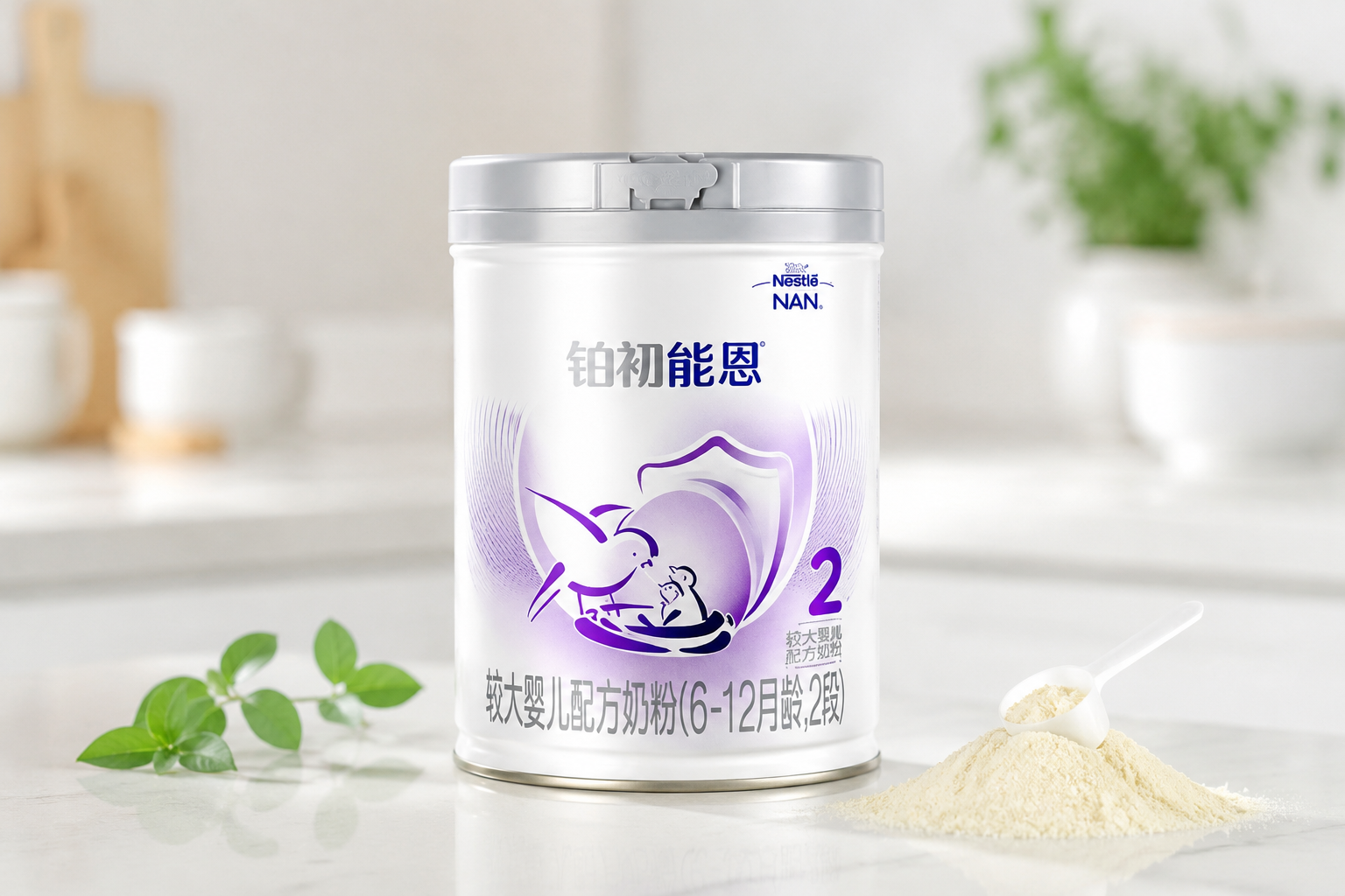 一罐雀巢铂初能恩奶粉的高清商业摄影图，放置在干净明亮的台面上，旁边有少许散落的奶粉和绿叶装饰，背景为纯色或柔和的厨房环境，光线明亮，突出产品的质感和高端感。