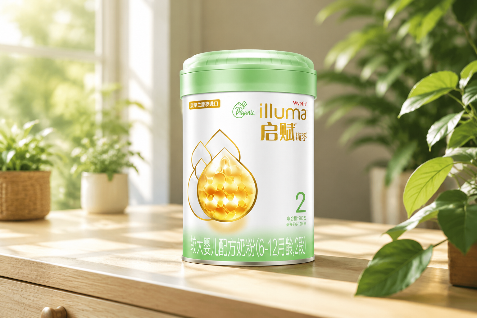 一罐高端有機(jī)嬰兒奶粉放置在干凈明亮的木質(zhì)桌面上，清晨的自然陽光透過窗戶灑在奶粉罐上，背景是清新的綠色植物，展現(xiàn)出自然、健康、有機(jī)的產(chǎn)品氛圍，超高清晰度，逼真攝影風(fēng)格。