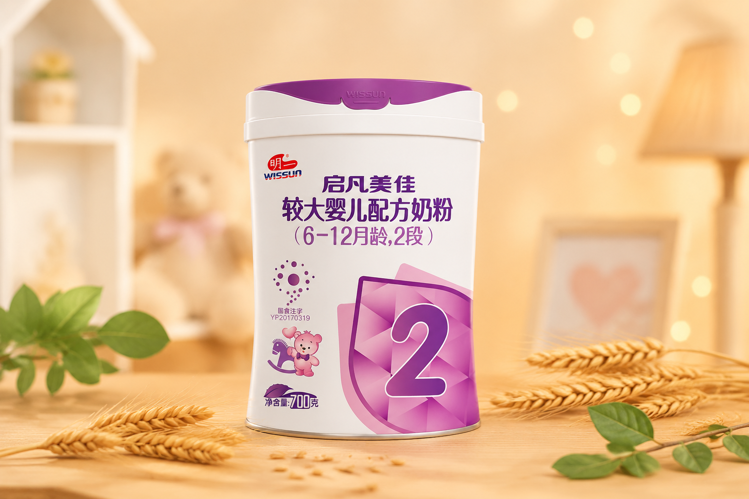 一罐明一啟凡美佳奶粉2段放置在溫馨的母嬰影棚環(huán)境中，原木色的桌面上散落著一些麥穗和綠葉，背景是柔和的暖色調(diào)散景，專(zhuān)業(yè)攝影，高分辨率，柔和光線(xiàn)，突出奶粉罐的質(zhì)感與品牌LOGO。