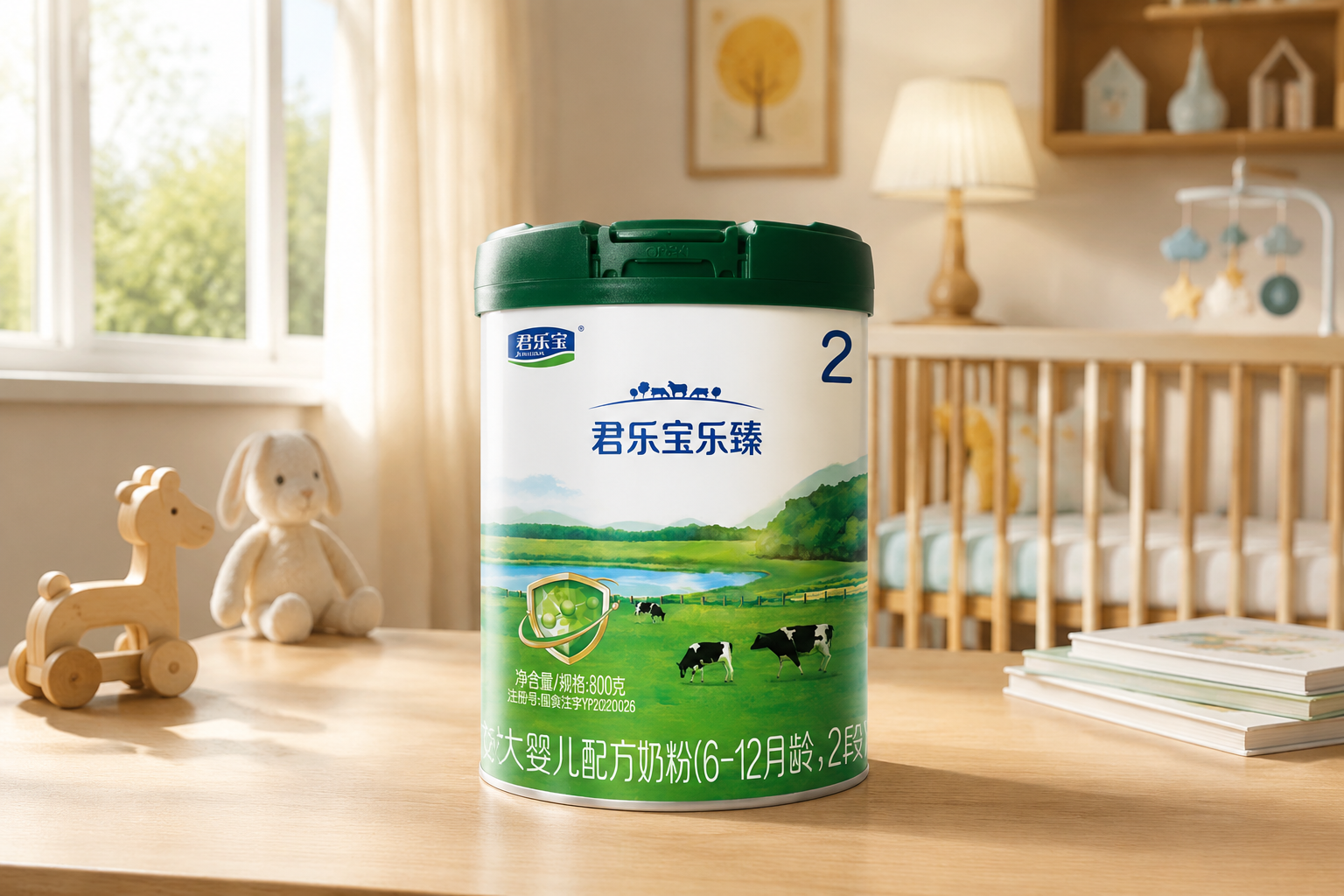 高清產(chǎn)品攝影，一罐君樂(lè)寶樂(lè)臻奶粉2段放置在干凈明亮的木質(zhì)桌面上，背景是溫馨的家庭嬰兒房，柔和的自然光透過(guò)窗戶(hù)灑在奶粉罐上，畫(huà)質(zhì)清晰，色彩溫暖，專(zhuān)業(yè)影棚光效，8k分辨率。