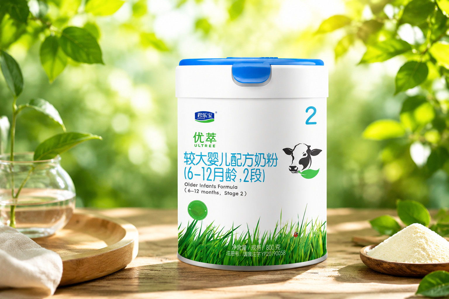 一罐君樂寶優(yōu)萃有機(jī)奶粉2段的高清3D渲染圖，放置在充滿自然光線的木質(zhì)桌面上，背景是柔和的綠葉和陽光，突出高端、有機(jī)的產(chǎn)品質(zhì)感，真實(shí)感強(qiáng)，攝影級別。