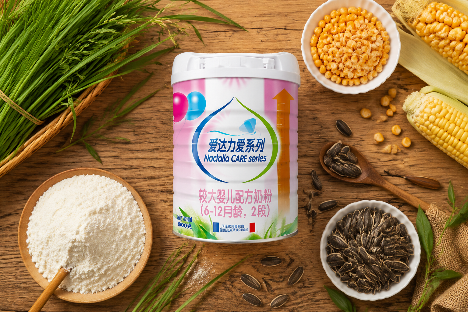 俯視視角的精美靜物平鋪攝影，木質(zhì)背景上錯(cuò)落有致地?cái)[放著小碟裝的純白脫脂奶粉、一小束新鮮牧草、提取植物油用的葵花籽和玉米，畫面中央是愛達(dá)力奶粉罐，體現(xiàn)原料的天然與豐富，色調(diào)溫暖柔和。