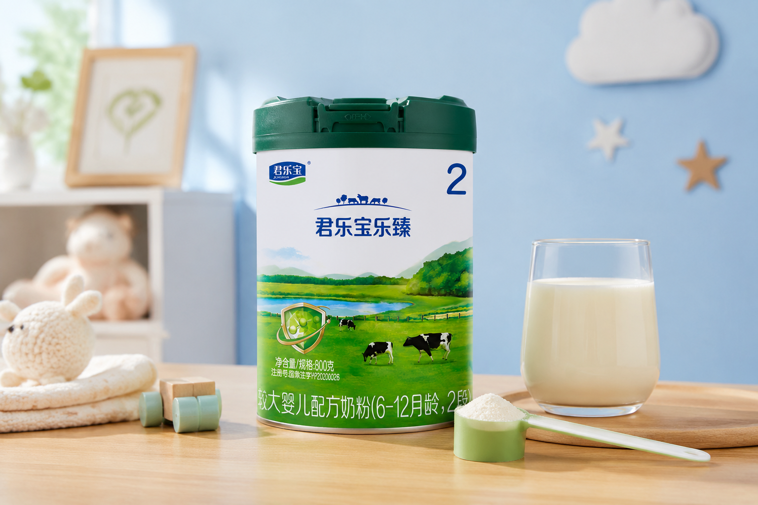 商業(yè)攝影，一罐君樂寶樂臻奶粉2段（800g）放置在明亮溫馨的母嬰臺面上，旁邊配有量勺和一杯沖泡好的牛奶，背景是柔和的淺藍(lán)色調(diào)，自然光，高清畫質(zhì)，專業(yè)評測風(fēng)格。