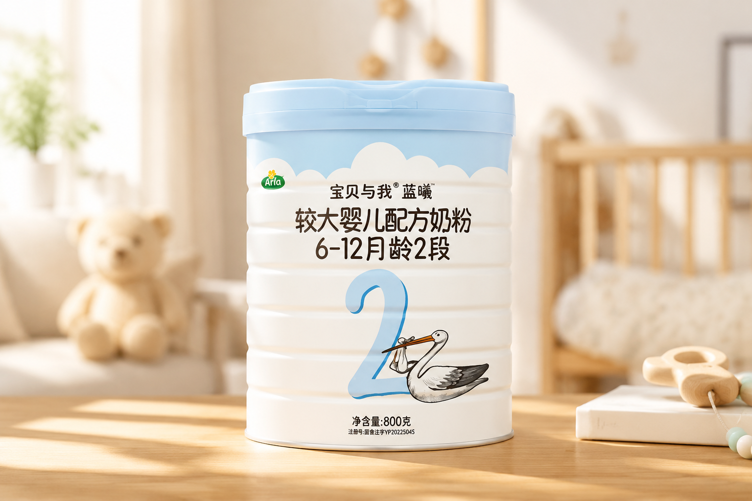 一罐Arla寶貝與我藍(lán)曦奶粉2段的高清產(chǎn)品攝影圖，放置在溫馨的木質(zhì)桌面上，旁邊有少許陽光灑落，背景是模糊的溫馨母嬰室，展現(xiàn)出專業(yè)、高端、純凈的測評(píng)博主風(fēng)格。