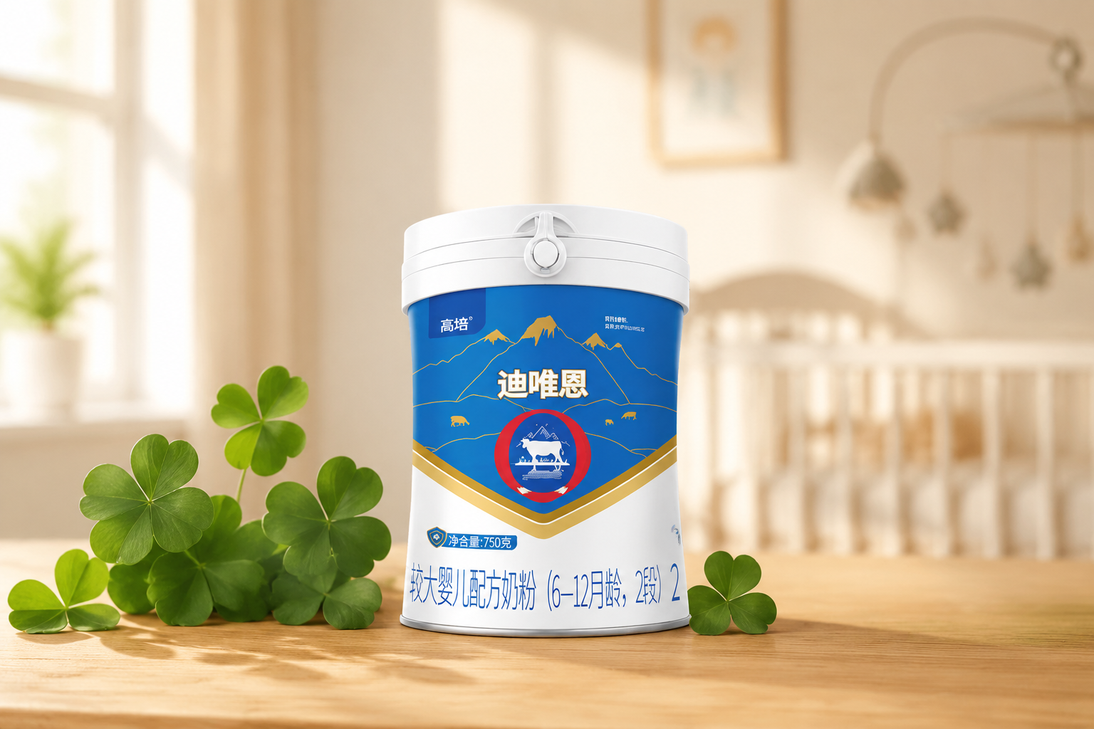 一罐高培迪唯恩奶粉2段放置在溫馨的木質桌面上，旁邊有綠色的愛爾蘭三葉草裝飾，背景是柔和的陽光和模糊的嬰兒房，極簡高級感，專業(yè)攝影，8k分辨率，柔和光線。