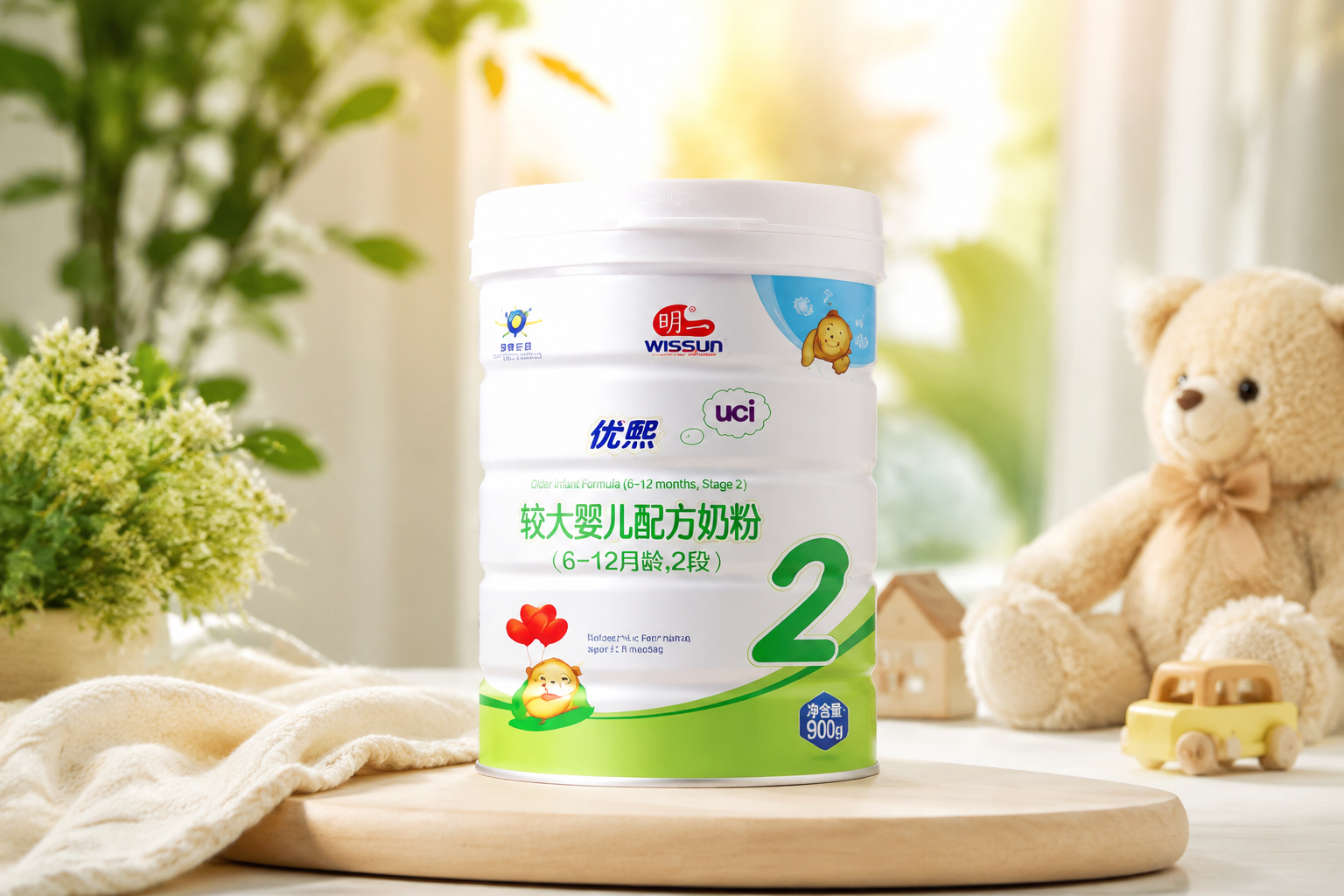 一罐明一優(yōu)熙奶粉2段產(chǎn)品，放置在明亮溫馨的母嬰攝影棚中，背景帶有柔和的光暈和一些綠植，展現(xiàn)出高端母嬰產(chǎn)品的專業(yè)與安全感，攝影級(jí)畫(huà)質(zhì)，高分辨率，柔和光線。