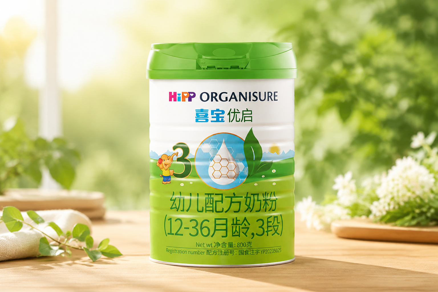 一罐高品質(zhì)的喜寶有機(jī)奶粉放置在木質(zhì)桌面上，背景是柔和的陽光和綠植，展現(xiàn)出高端、天然、有機(jī)的母嬰產(chǎn)品氛圍，商業(yè)攝影風(fēng)格，高分辨率。