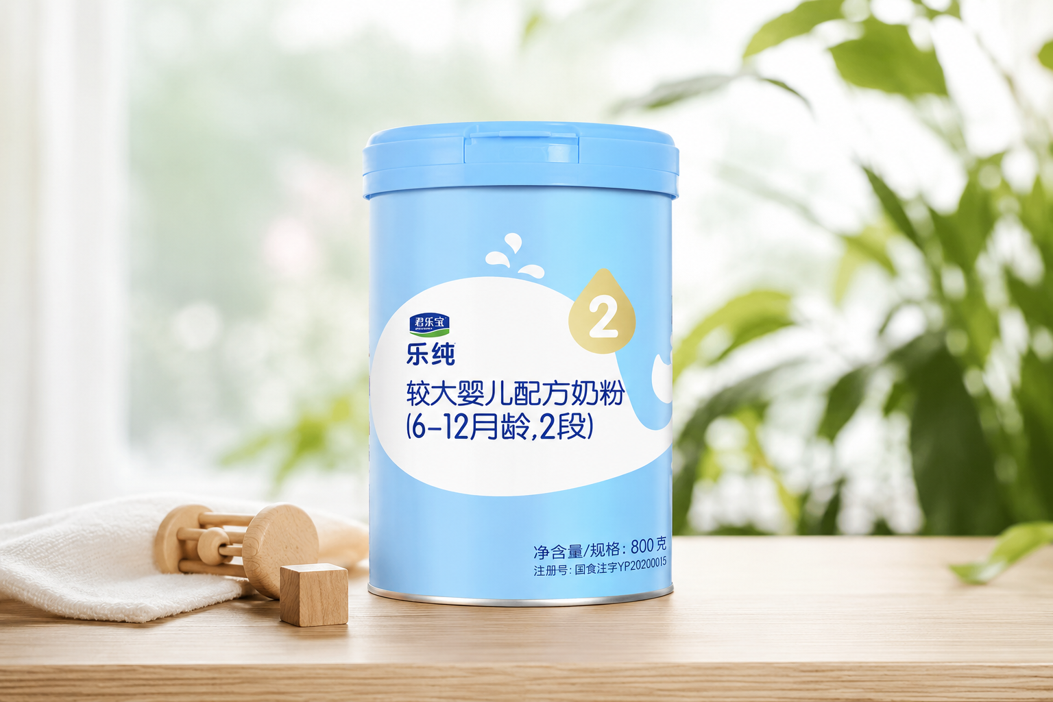 商業(yè)攝影，君樂寶樂純奶粉2段產(chǎn)品圖，藍白色金屬罐裝，放置在干凈的淺色木質桌面上，背景是柔和的自然光和虛化的綠植，高分辨率，8k，逼真細節(jié)。