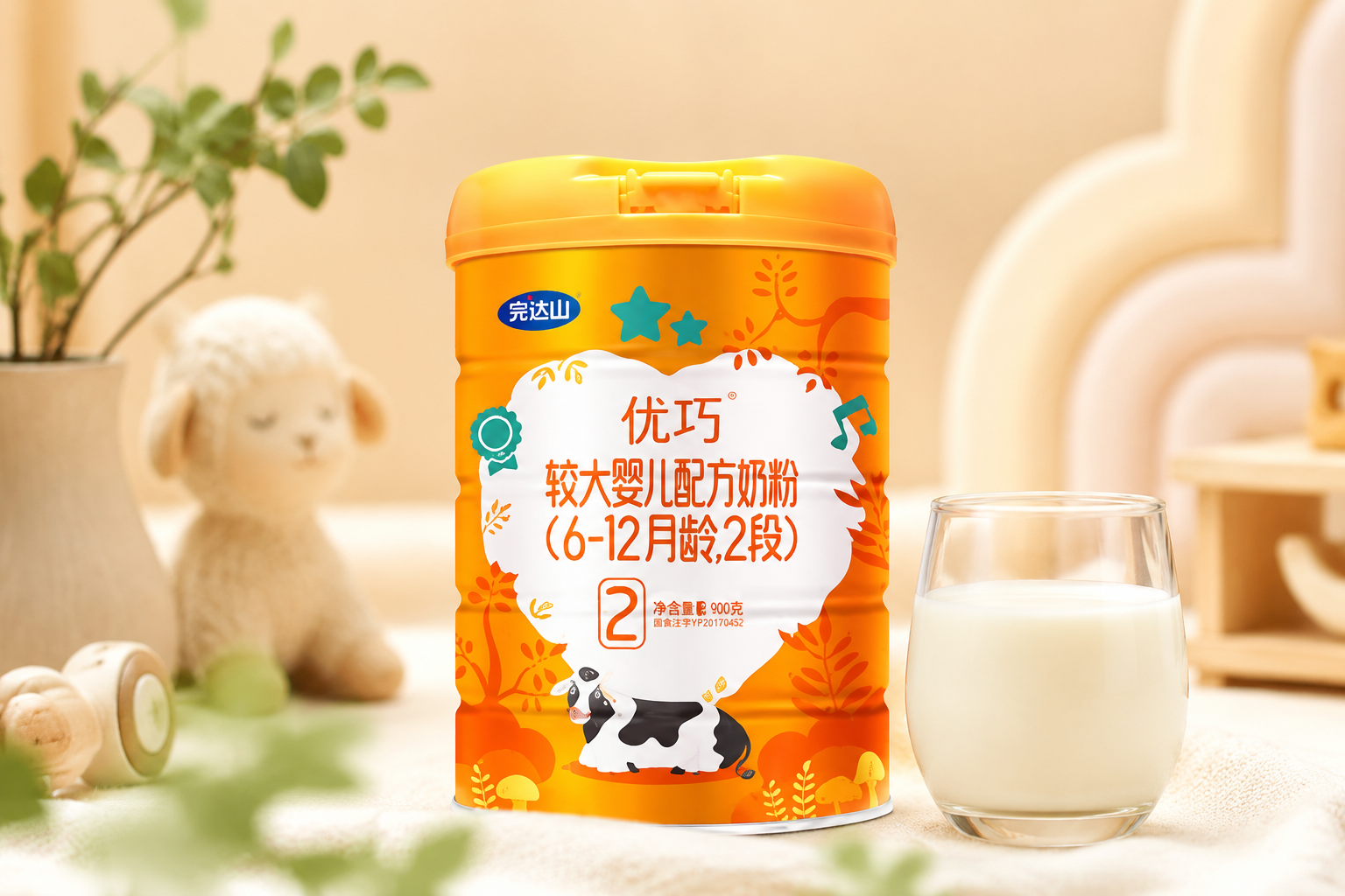 一罐完達(dá)山優(yōu)巧奶粉2段的高清產(chǎn)品特寫，放置在溫馨的母嬰攝影棚中，背景是柔和的暖色調(diào)，旁邊點(diǎn)綴著一些綠葉和新鮮的牛奶杯，突出奶粉的質(zhì)感與品牌的專業(yè)感，超高分辨率，逼真光影。