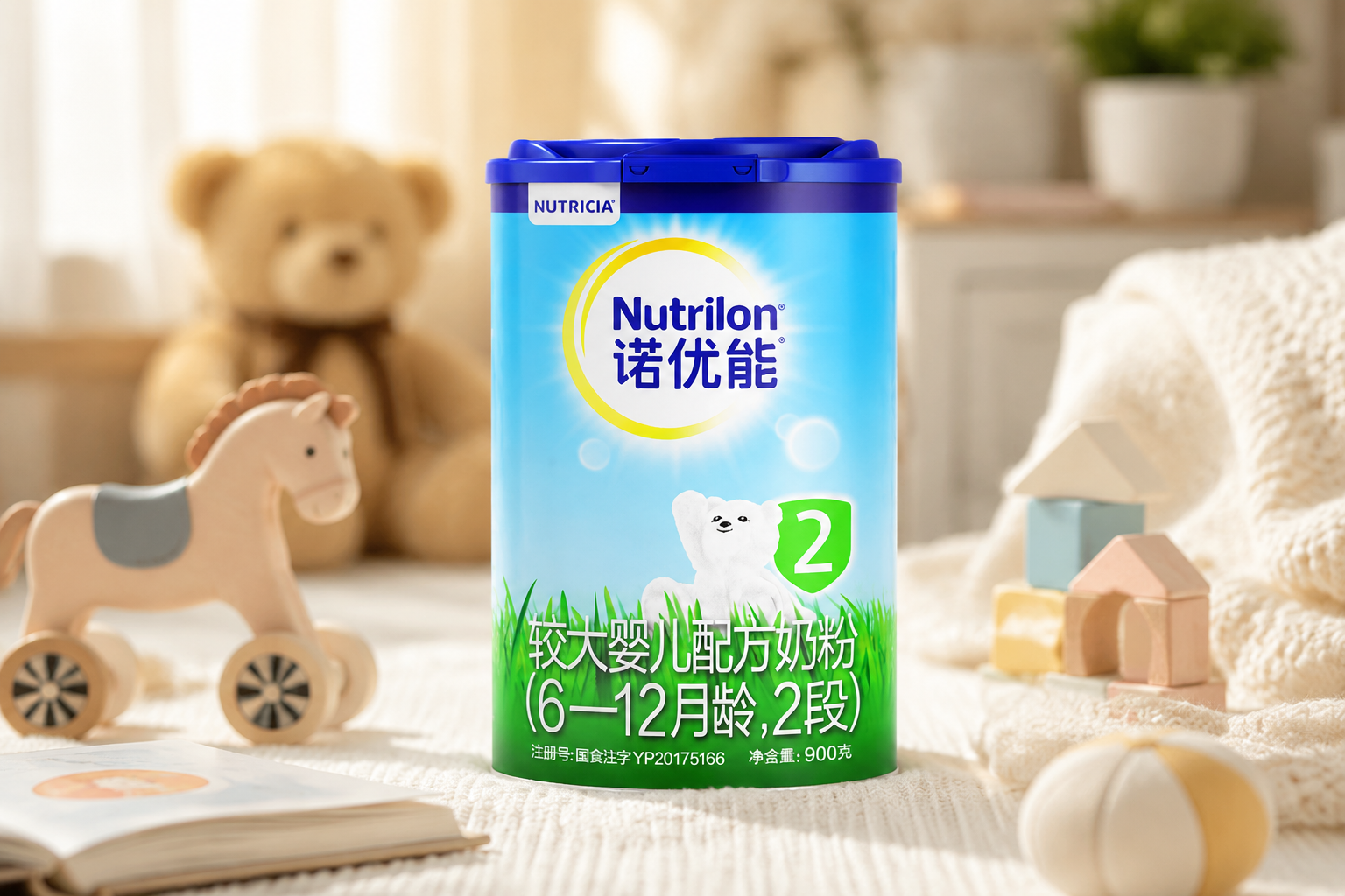 一罐諾優(yōu)能奶粉2段放置在溫馨的母嬰環(huán)境中，背景有柔和的光線(xiàn)和可愛(ài)的嬰兒玩具，展現(xiàn)出專(zhuān)業(yè)、高端的奶粉測(cè)評(píng)氛圍，高分辨率，逼真質(zhì)感。