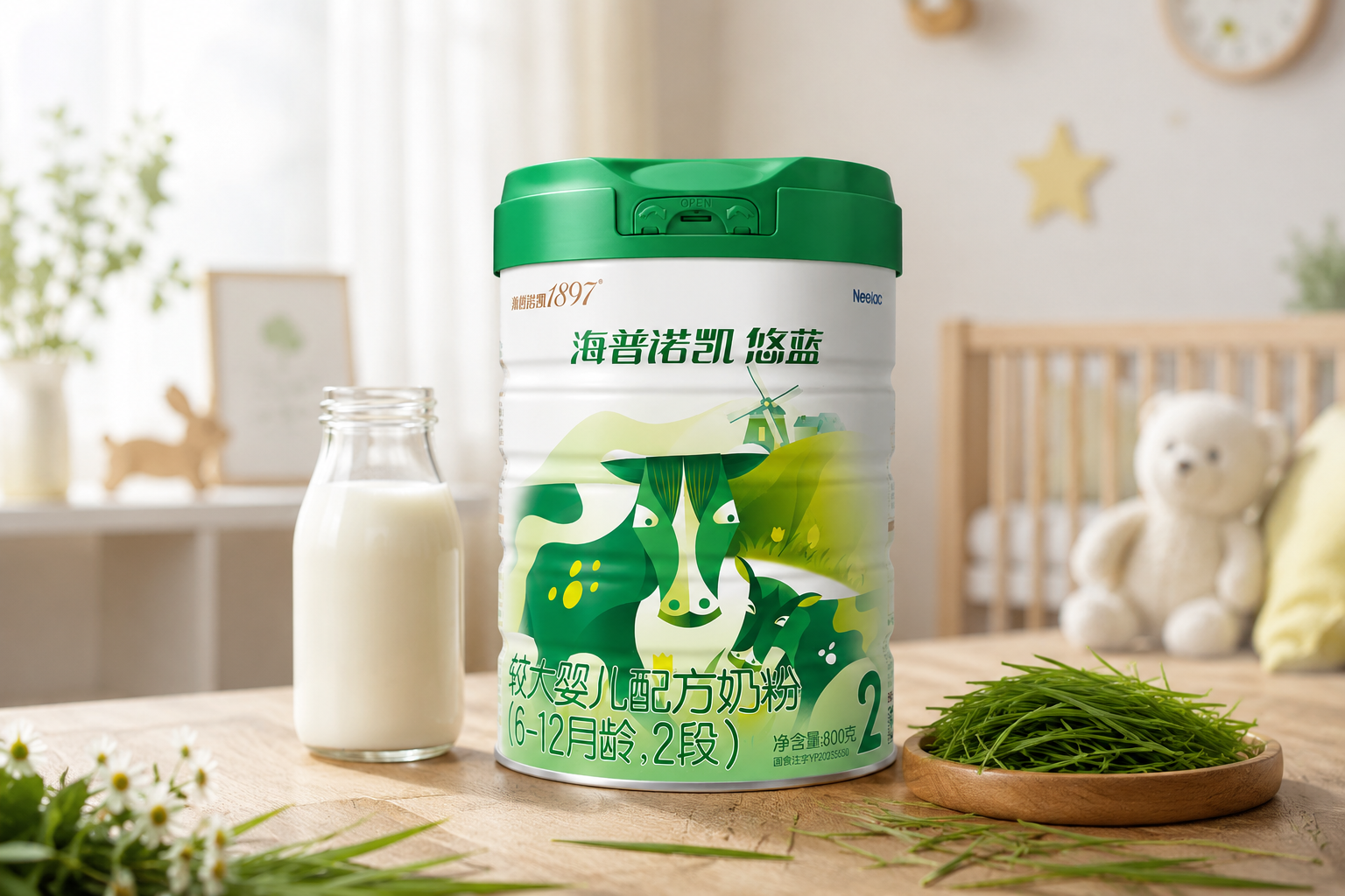 一罐海普諾凱1897悠藍(lán)有機(jī)奶粉2段擺放在溫馨的木質(zhì)桌面上，旁邊有綠色的有機(jī)牧草和一瓶新鮮牛奶作為點(diǎn)綴，背景是明亮的嬰兒房，光線柔和，色彩清新自然，專業(yè)攝影，高分辨率。
