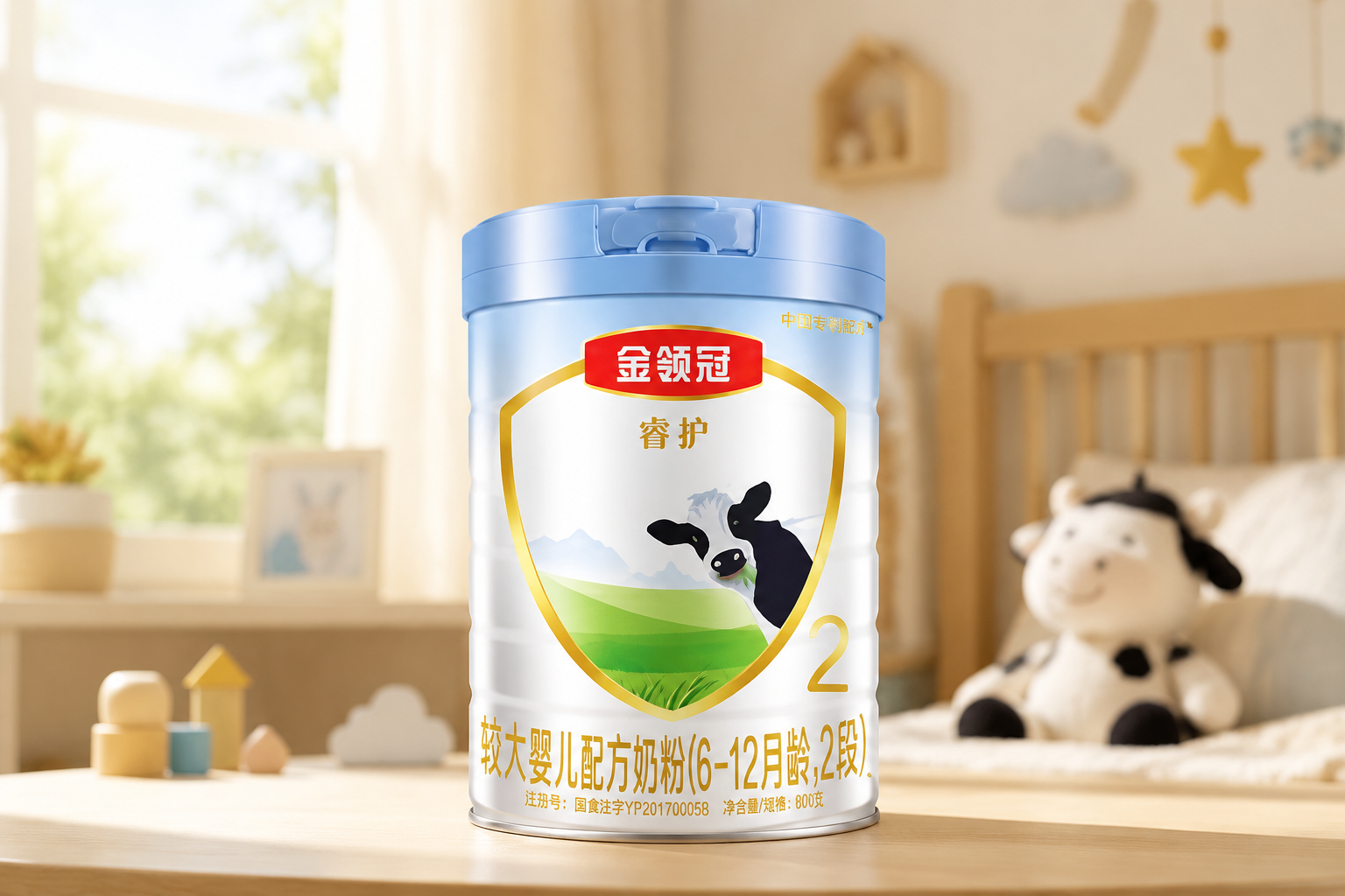 商業(yè)級產(chǎn)品攝影，一罐伊利金領(lǐng)冠睿護奶粉2段放置在原木桌面上，背景是柔和明亮的嬰兒房環(huán)境，帶有陽光透過窗戶的溫馨光影，高清晰度，質(zhì)感細(xì)膩，突出產(chǎn)品包裝的細(xì)節(jié)。
