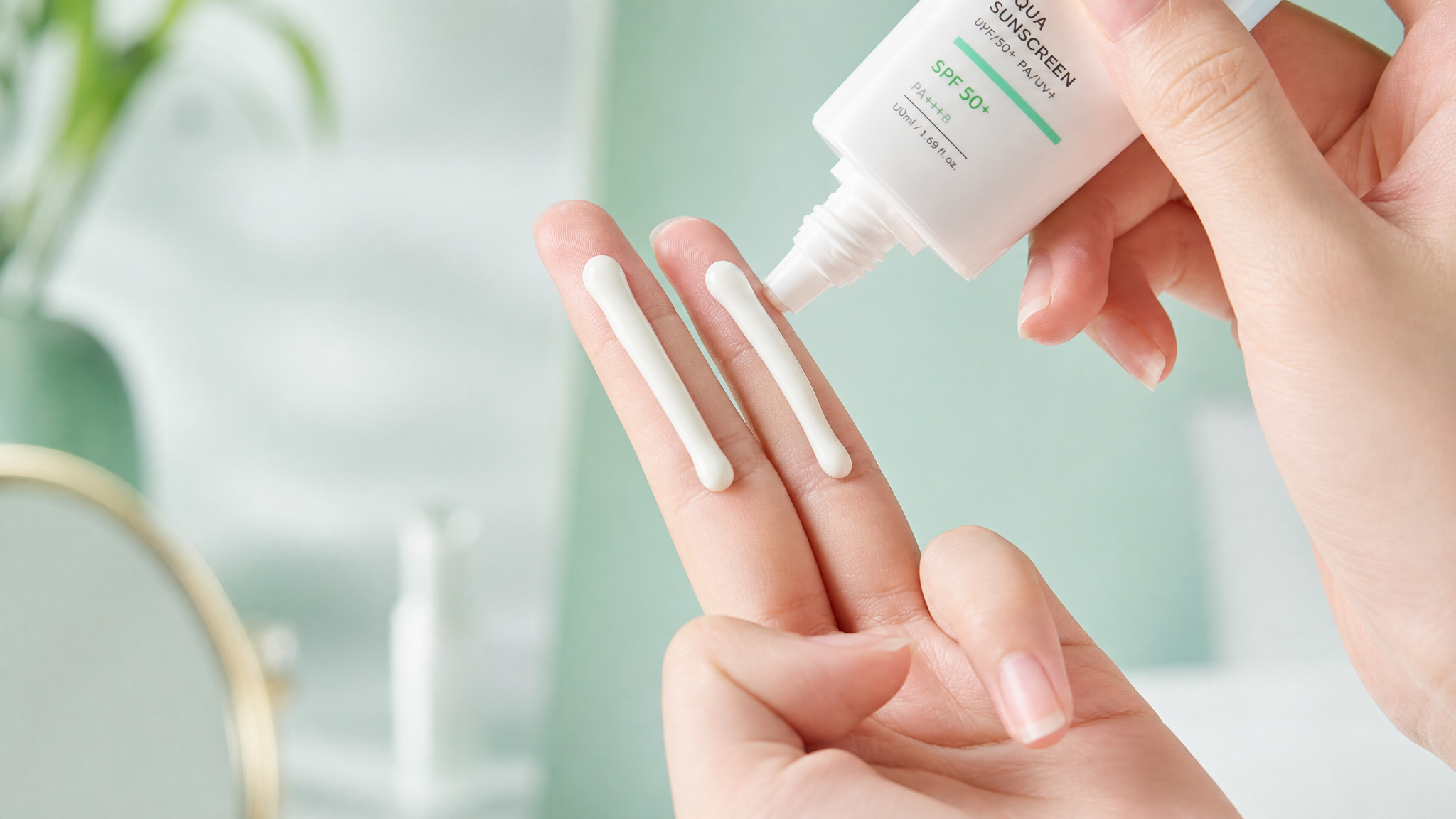 A close-up shot of a young Chinese woman's hand, squeezing two strips of white sunscreen lotion along the length of her index and middle fingers (the two-finger rule). Bright, clean, and fresh aesthetic, soft mint green and creamy white background, high-end commercial beauty photography, sharp focus, 8k.