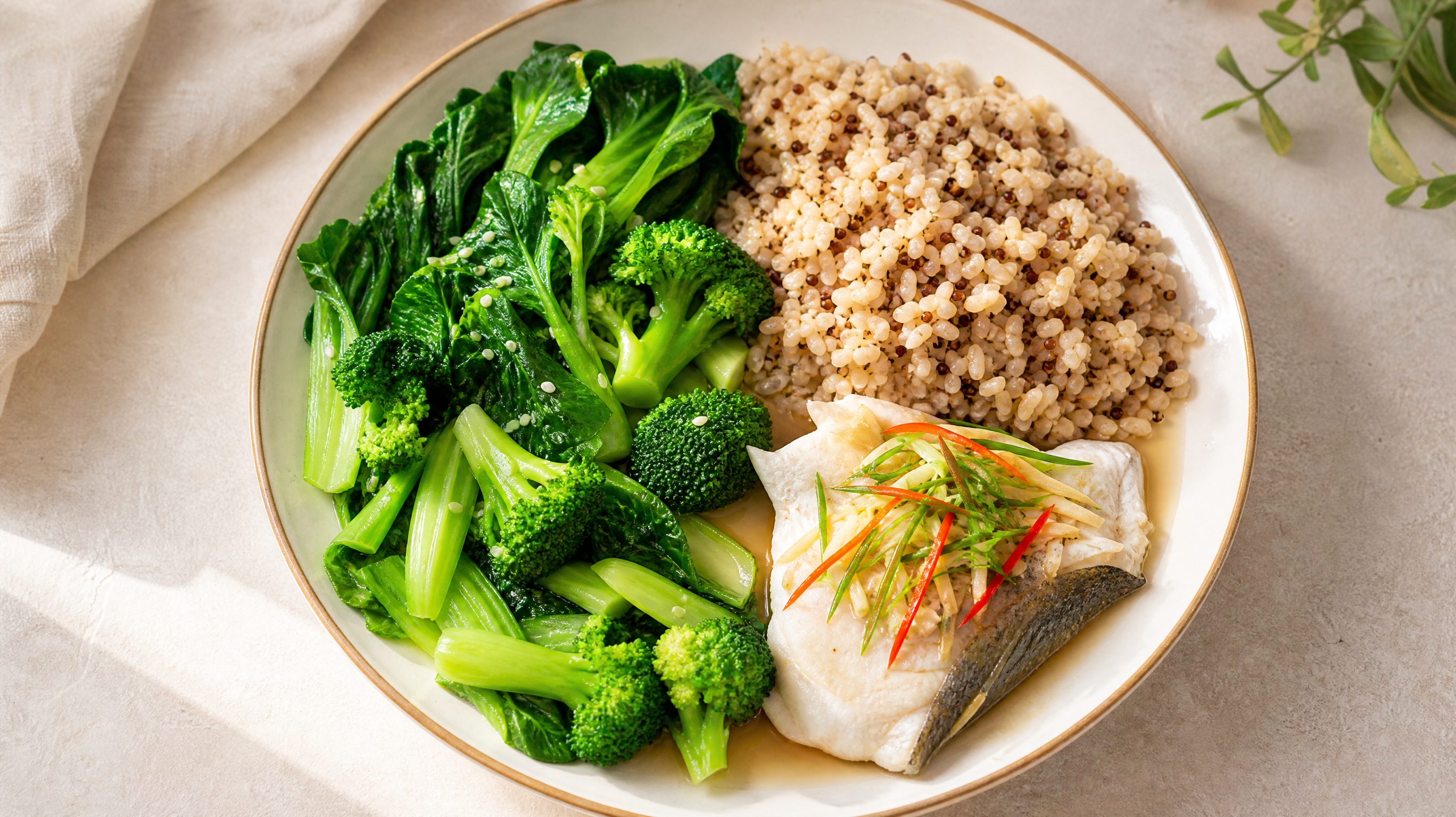 A top-down view of a fresh and appetizing healthy meal plate for a pregnant Chinese woman. The plate is divided: half filled with vibrant green vegetables, one quarter with whole grain rice, and one quarter with a palm-sized portion of steamed fish. Bright, clean, and warm food photography style, highly detailed, soft natural sunlight.