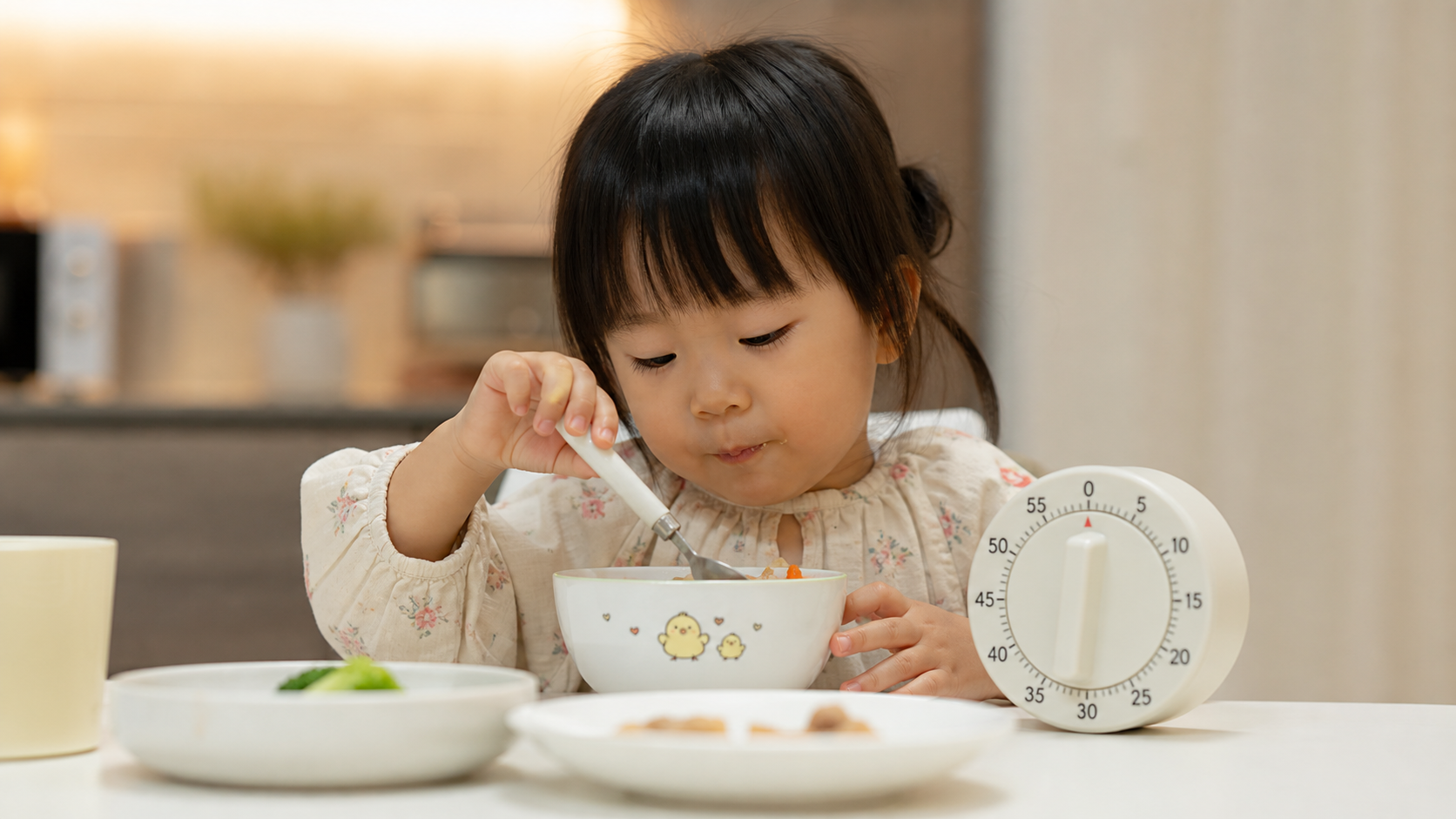 饭桌像战场？一招治好孩子磨蹭含饭
