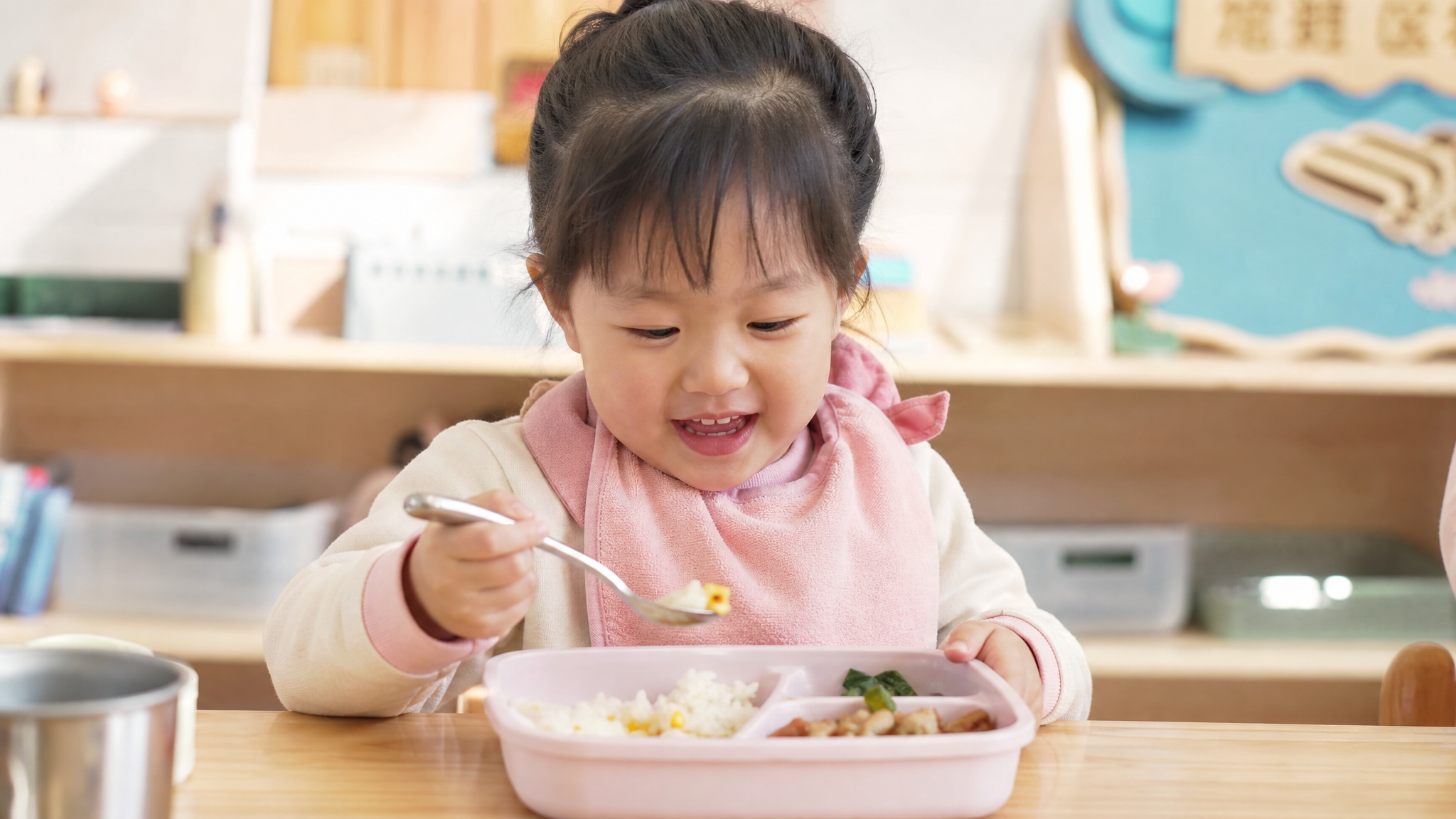 入园总饿肚子？3步搞定自主进食训练