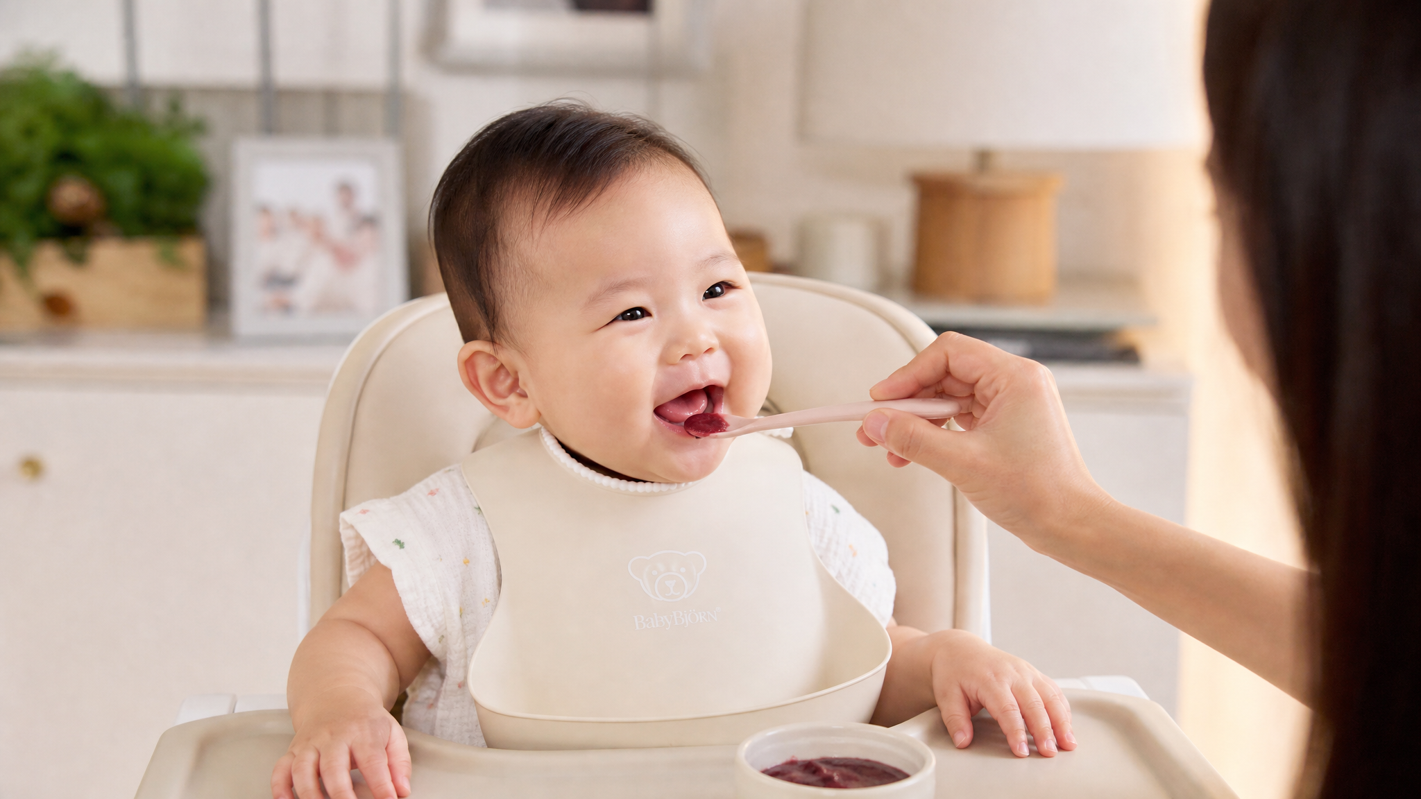 辅食期宝宝憋红脸？三招化解干硬便便