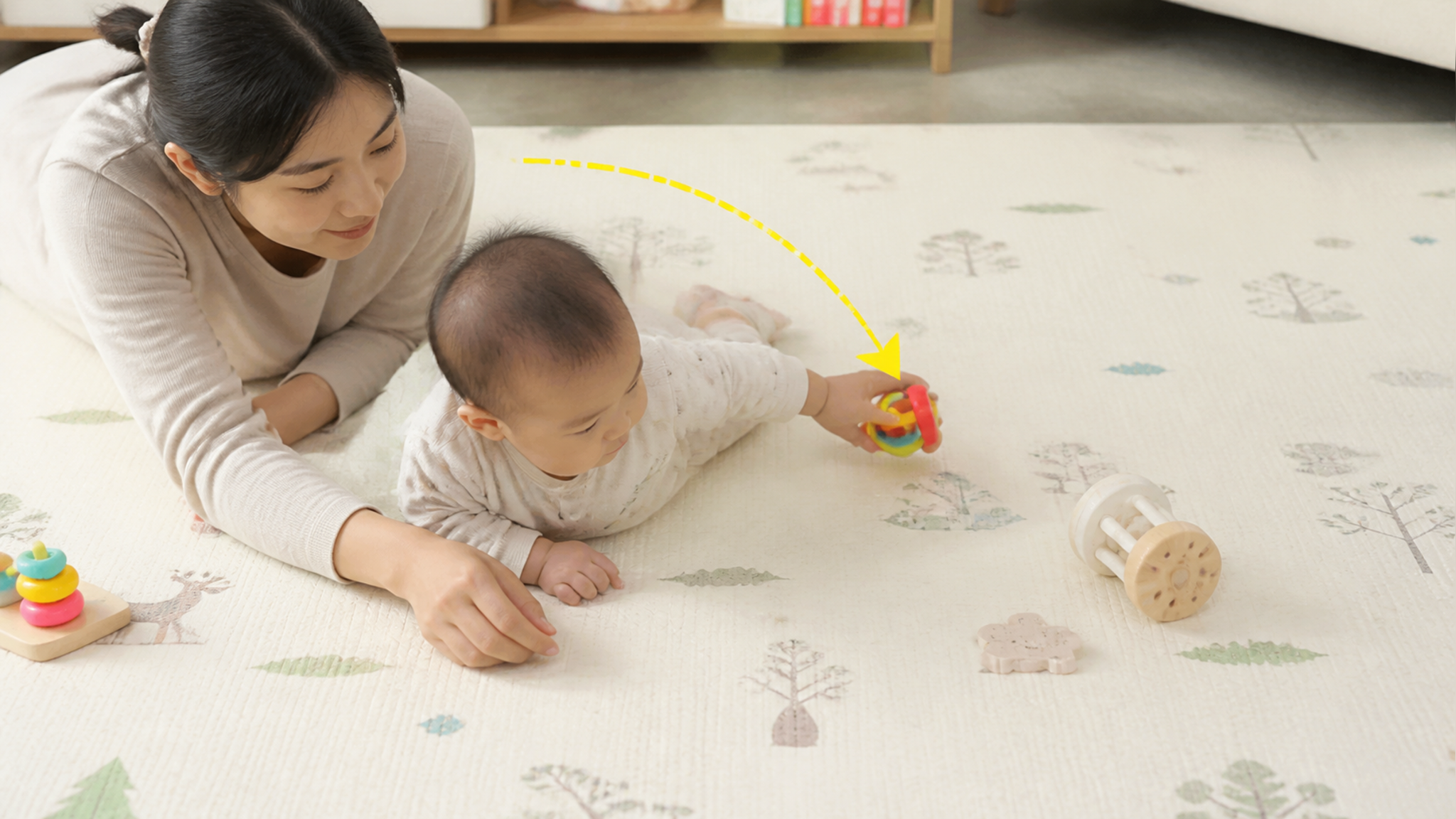宝宝趴着不动别急 先练俯卧转身找物4步