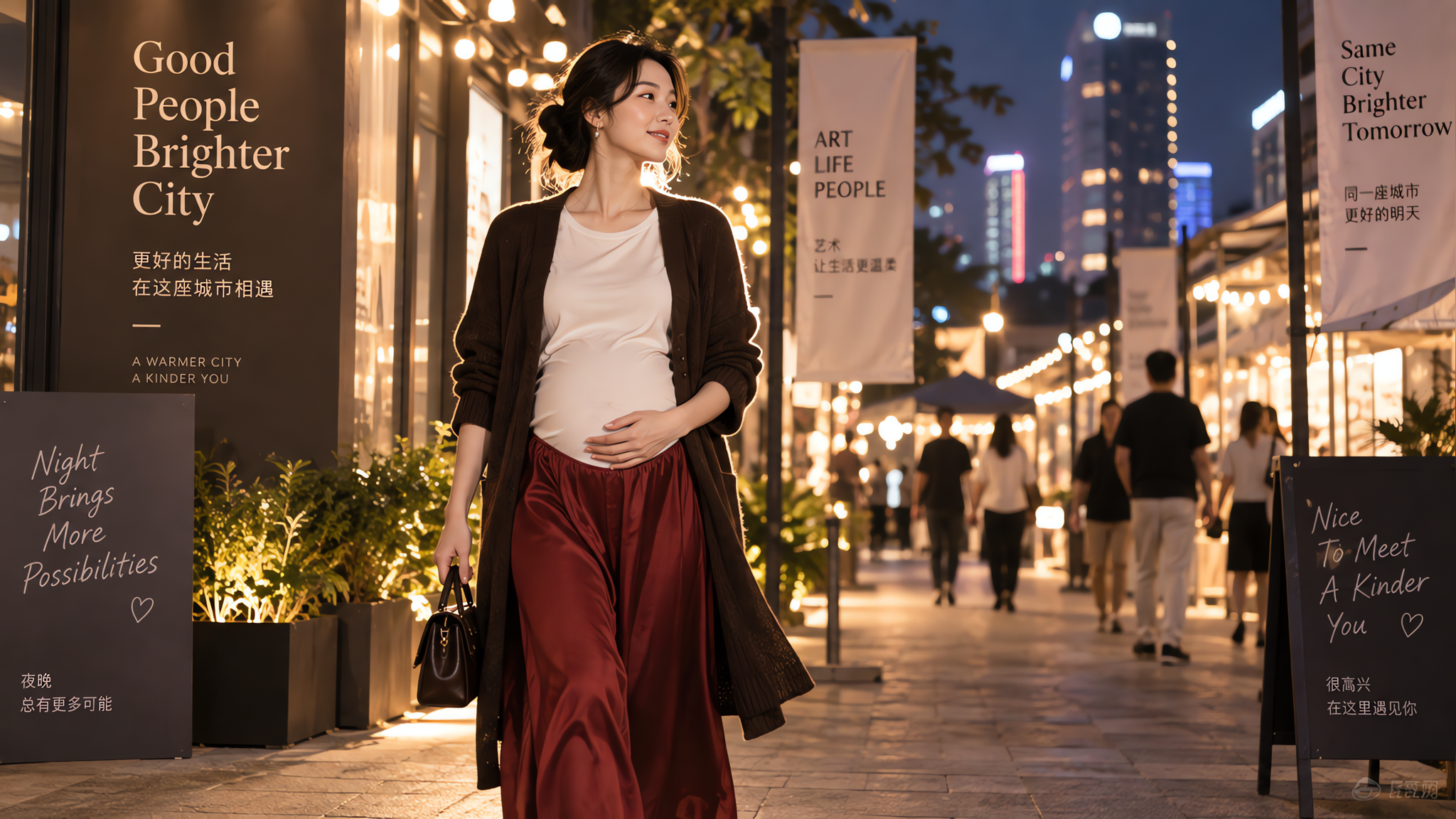 中国准妈妈,夏夜城市街区夜逛场景,在灯光温柔的展览街区或夜市入口行走,穿香草白高密棉T恤、石榴红雾面