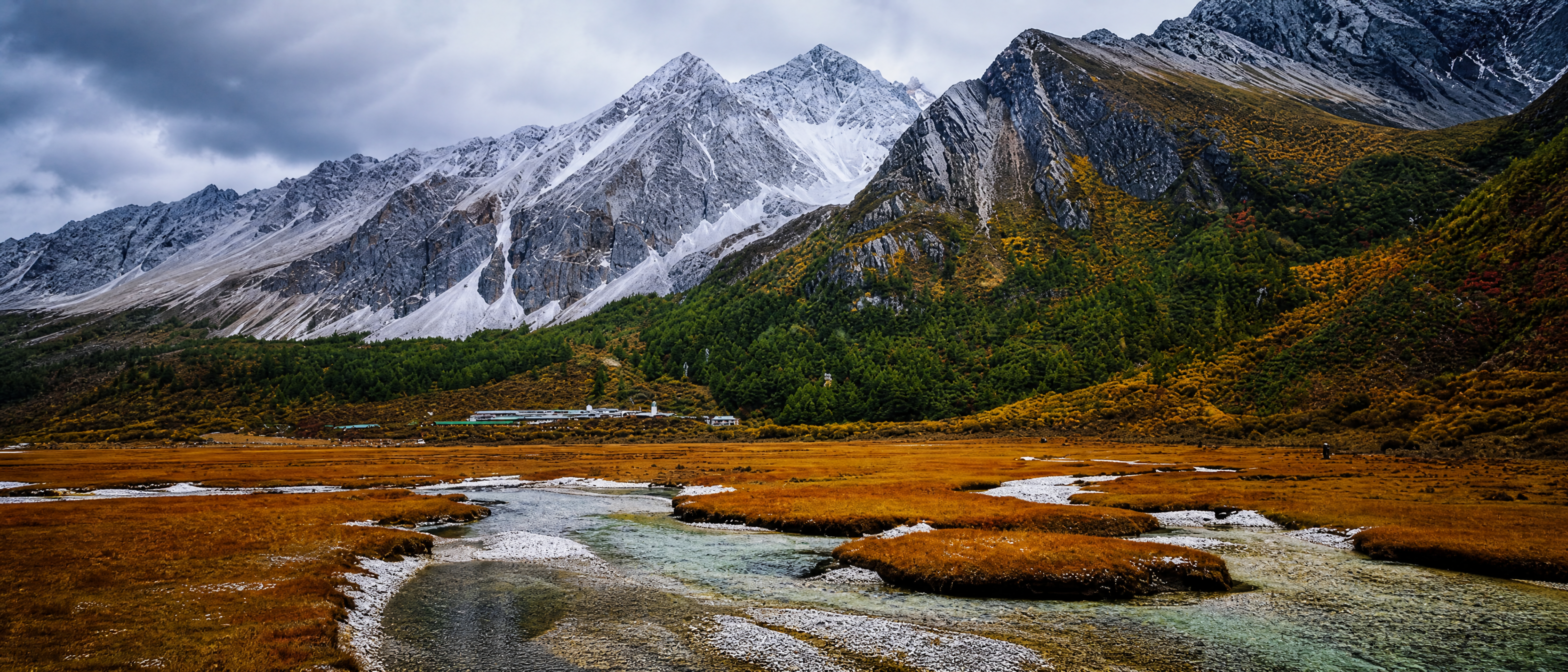 香山彩叶刚上色、亚丁免票快到期：追秋前先算清盛景、票价、人流三笔账，再定哪个周末出发
